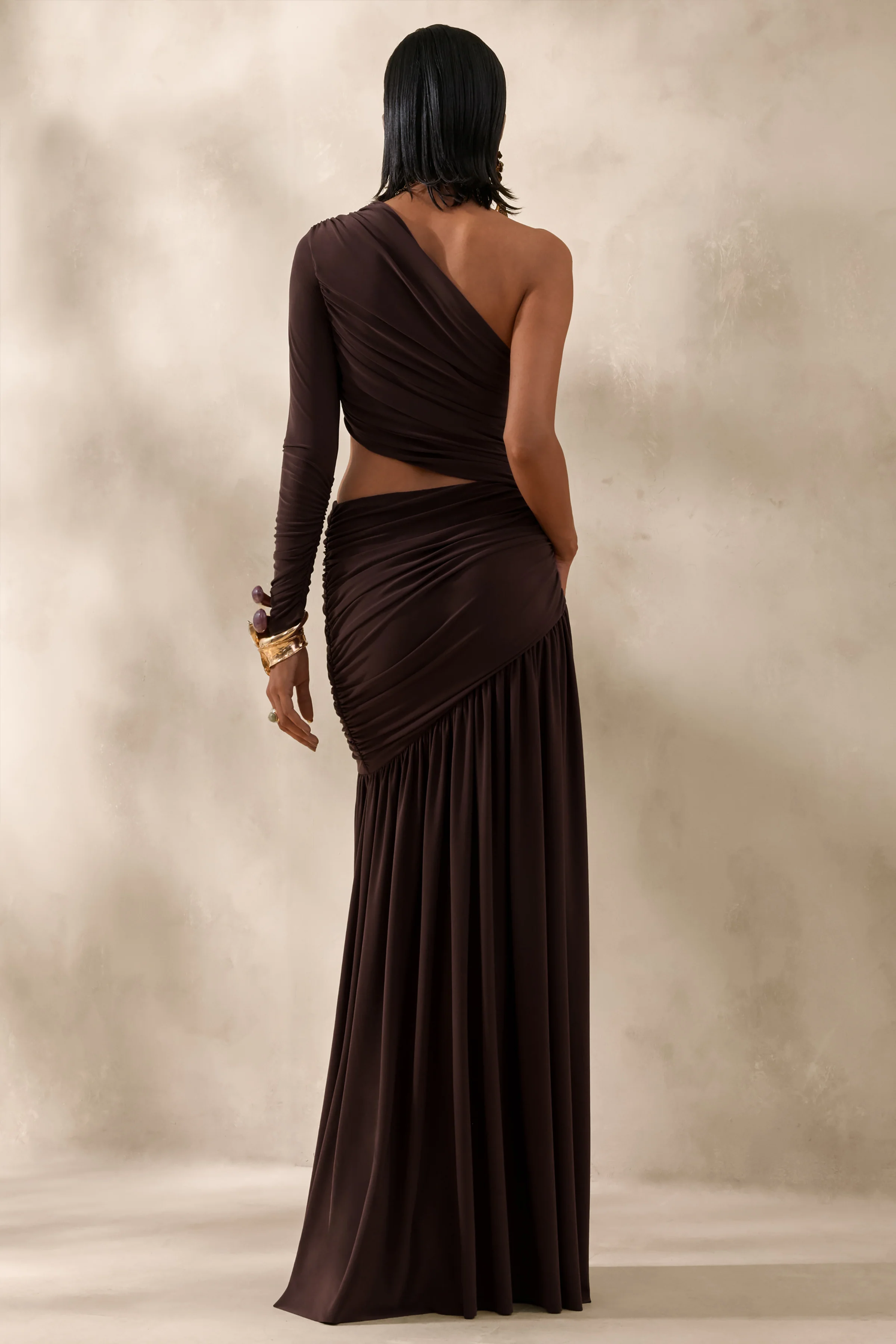Kinsley | Robe longue marron à encolure asymétrique avec découpe - Image 2