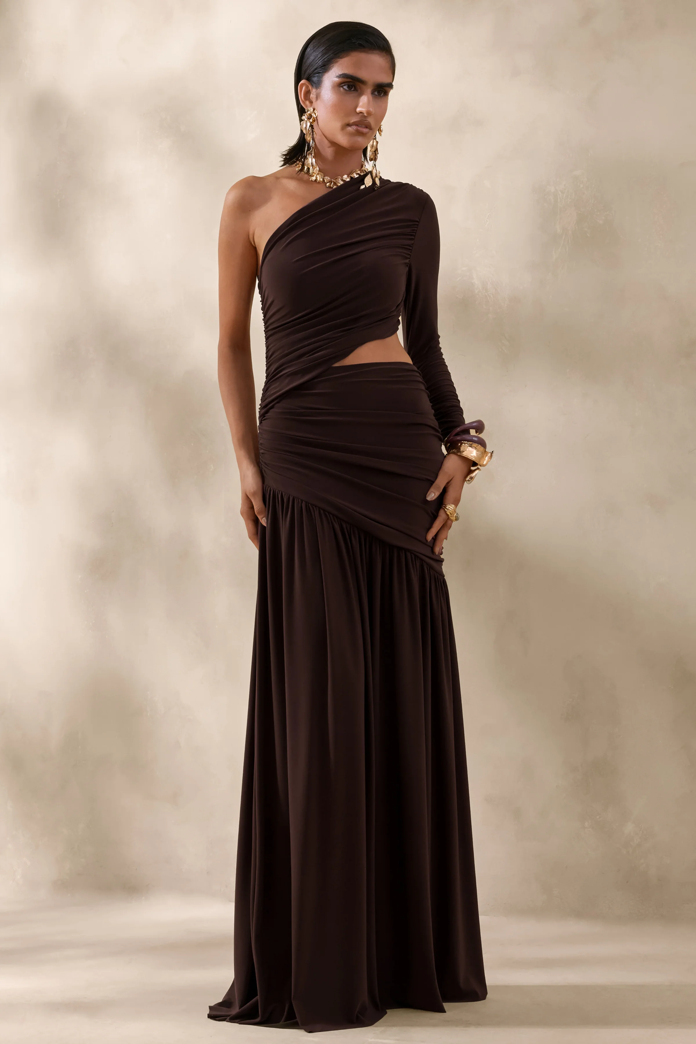 Kinsley | Robe longue marron à encolure asymétrique avec découpe - Image 4