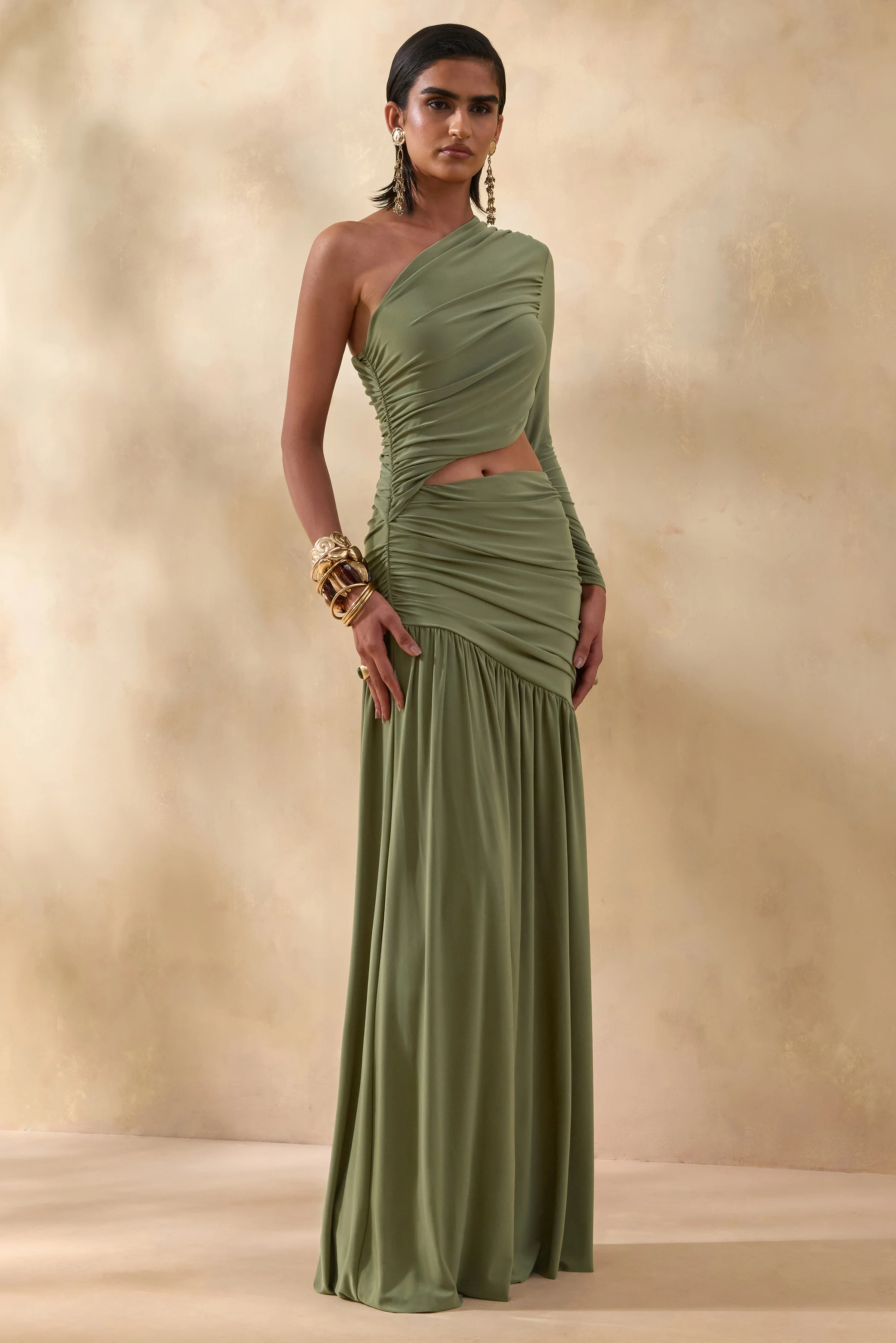 Kinsley | Robe longue olive à encolure asymétrique avec détail ajouré sur le corps