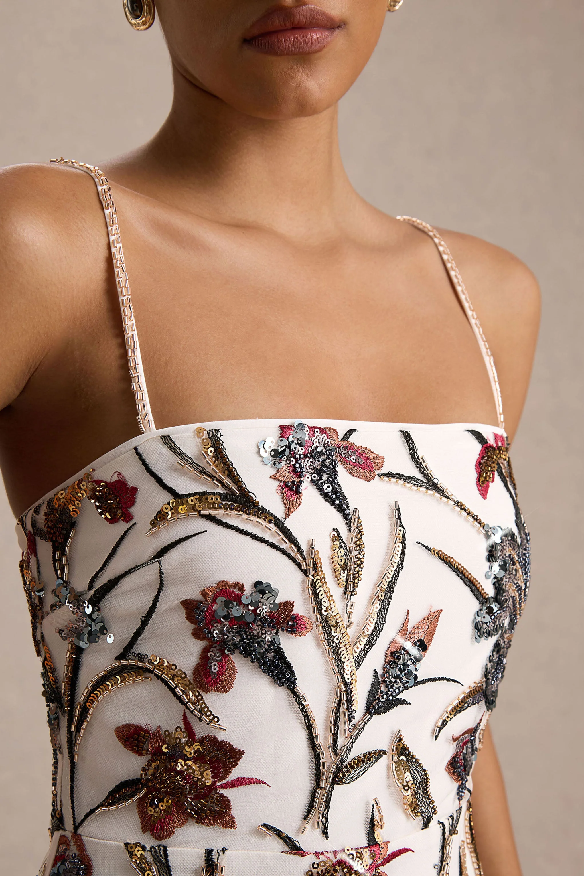 Kyle | Robe Longue Crème à Encolure Carrée Ornée de Sequins et de Fleurs - Image 6