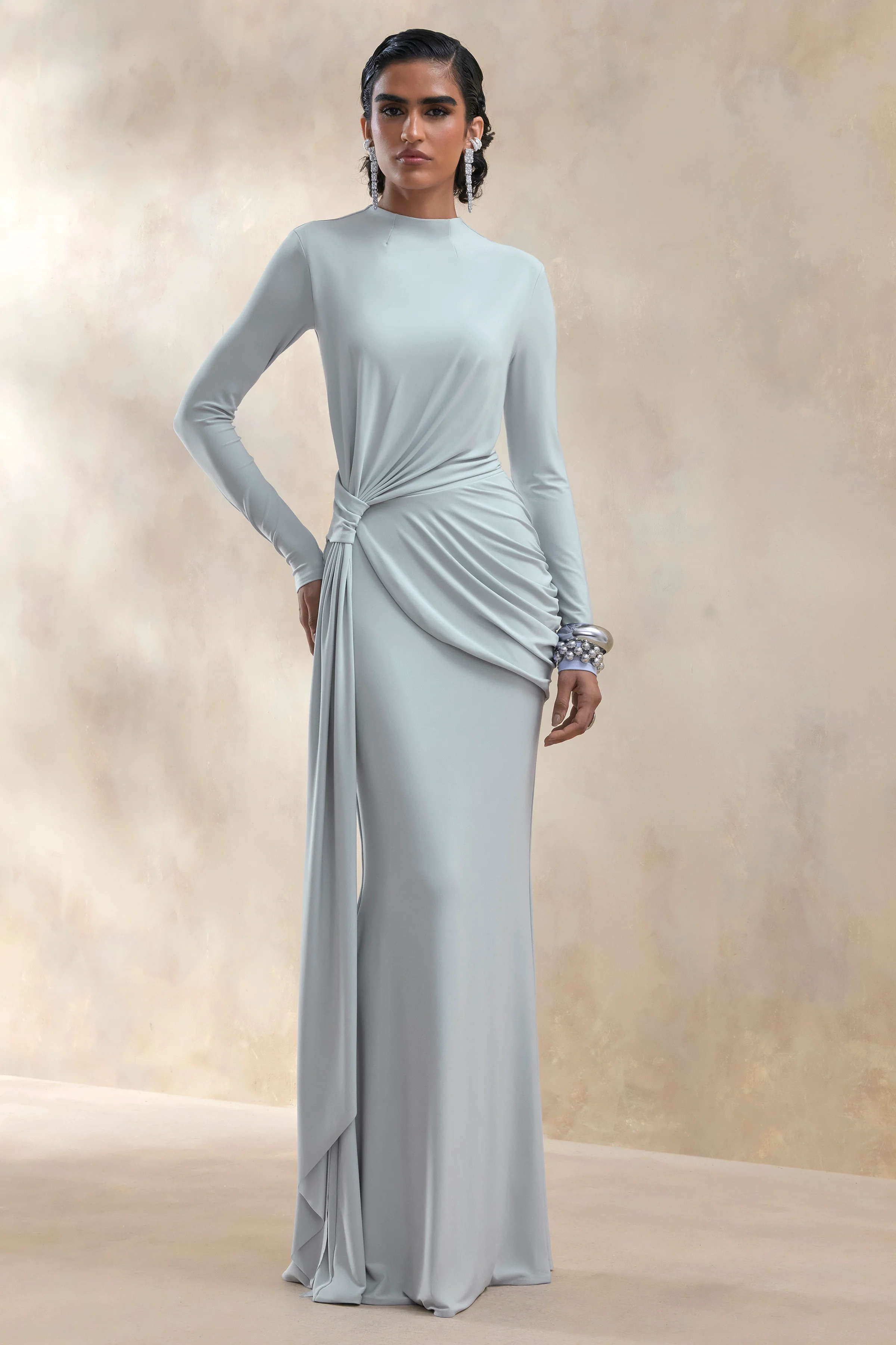 Kyrissa | Robe longue bleue à encolure montante et détails froncés - Image 4