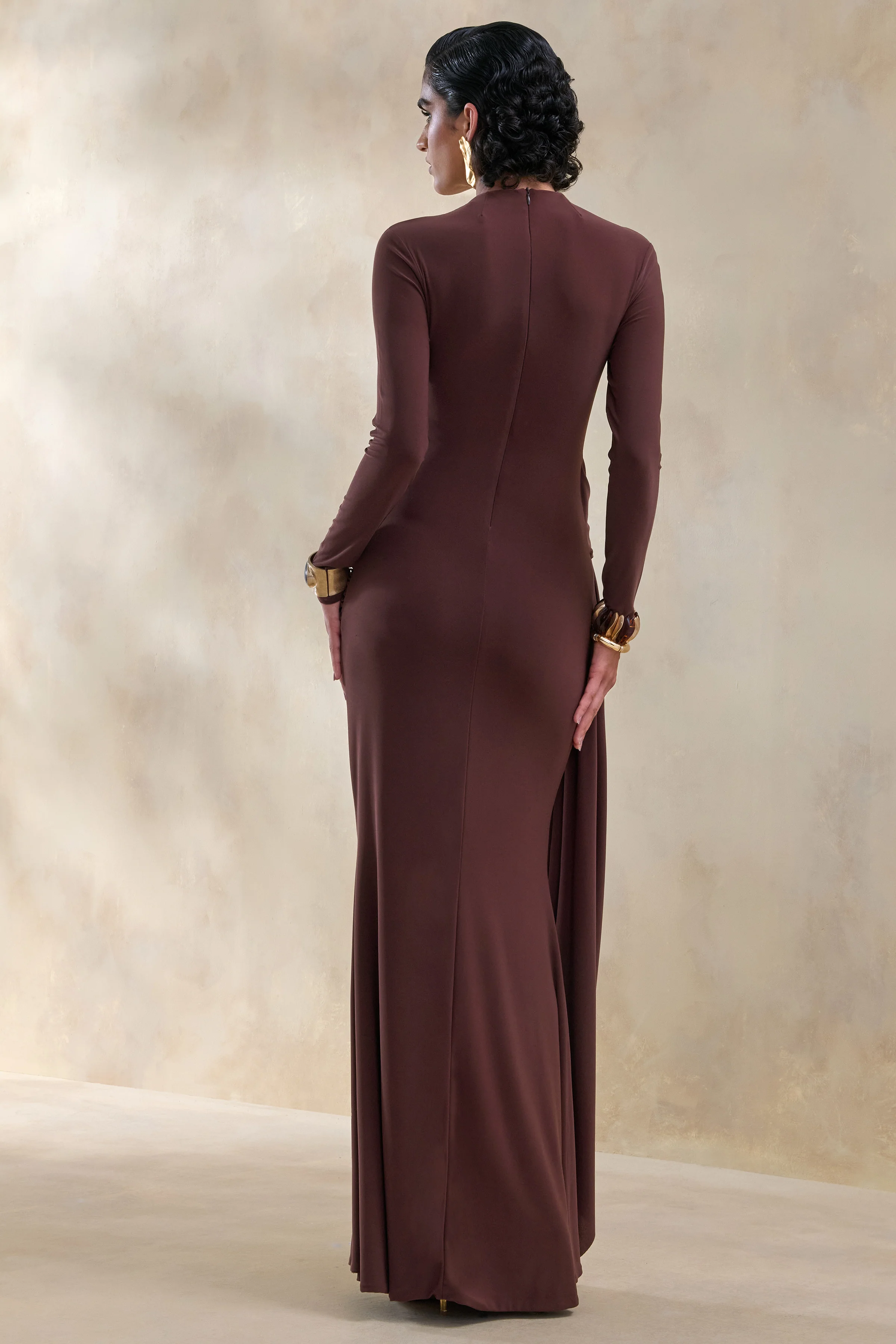 Kyrissa | Robe longue brune à encolure haute avec détails froncés - Image 2