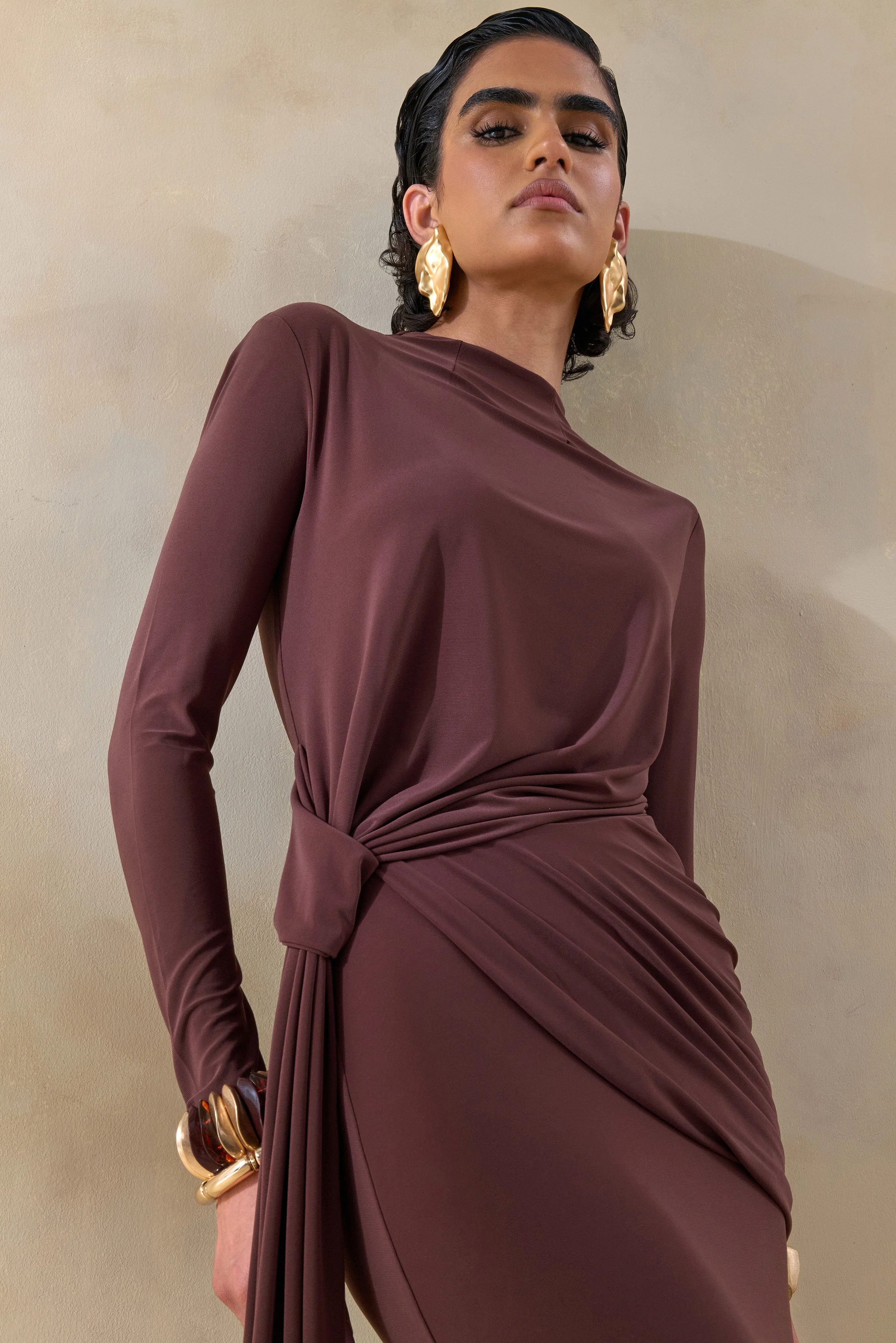 Kyrissa | Robe longue brune à encolure haute avec détails froncés - Image 3