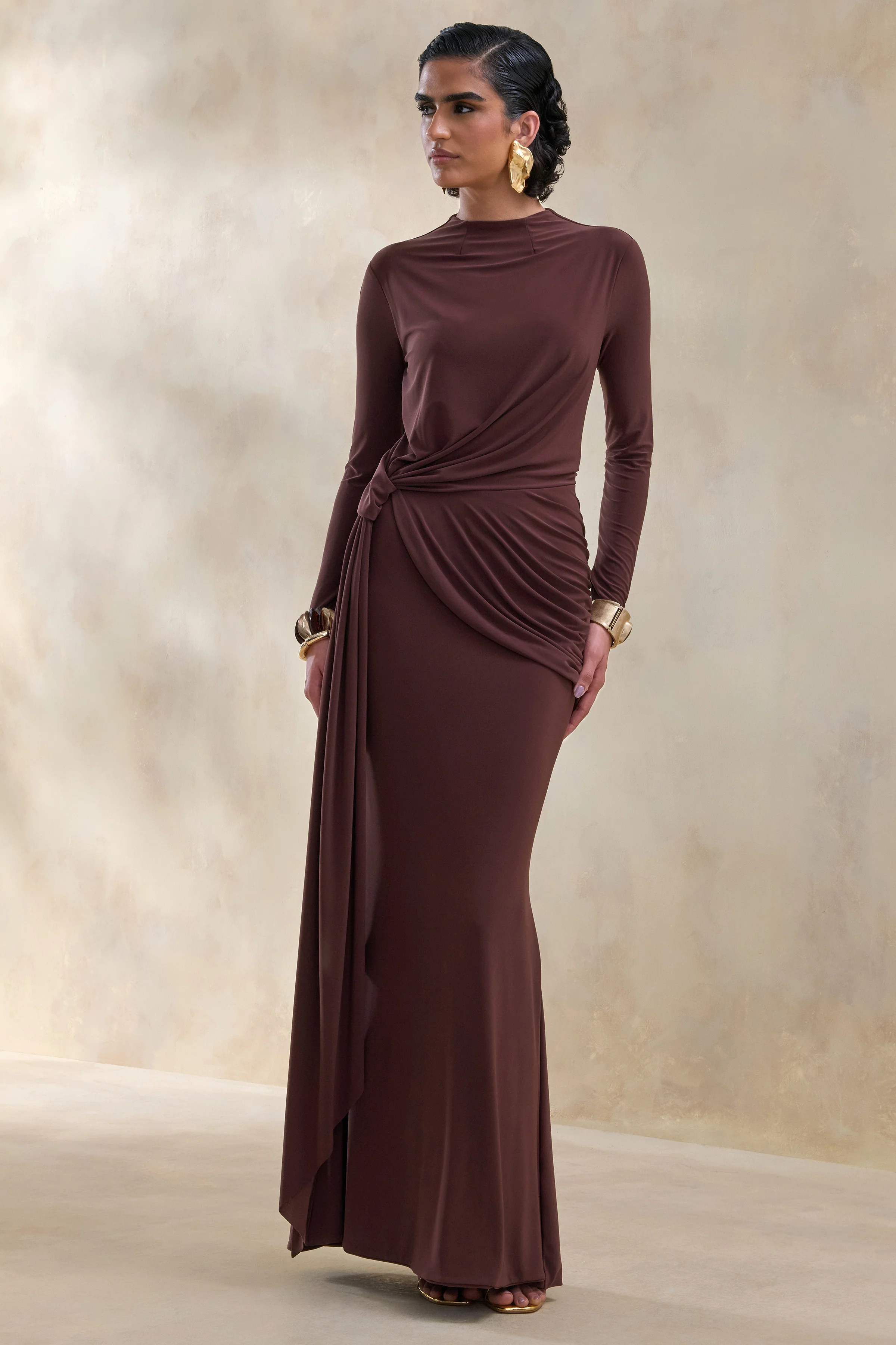 Kyrissa | Robe longue brune à encolure haute avec détails froncés - Image 4