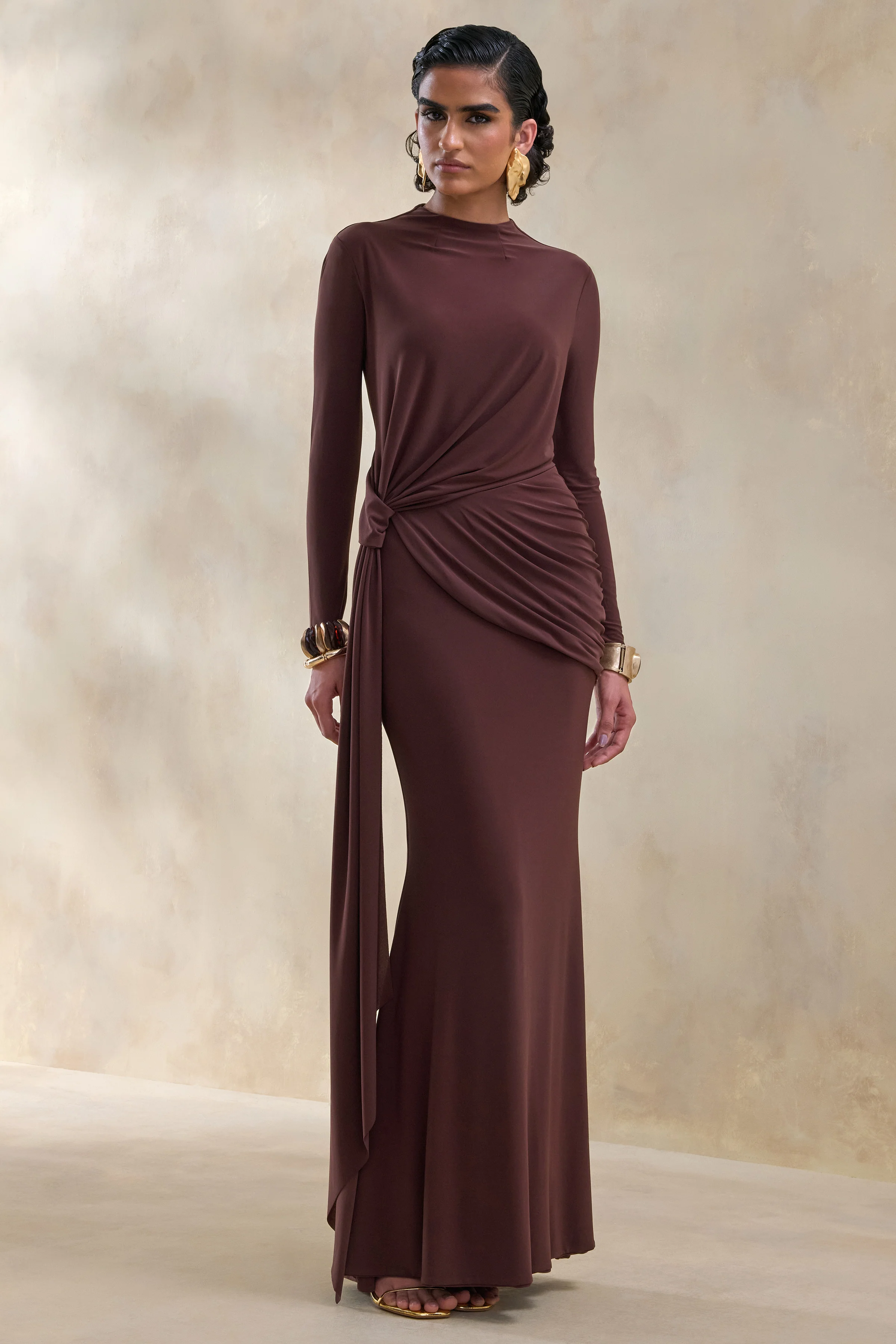 Kyrissa | Robe longue brune à encolure haute avec détails froncés - Image 5
