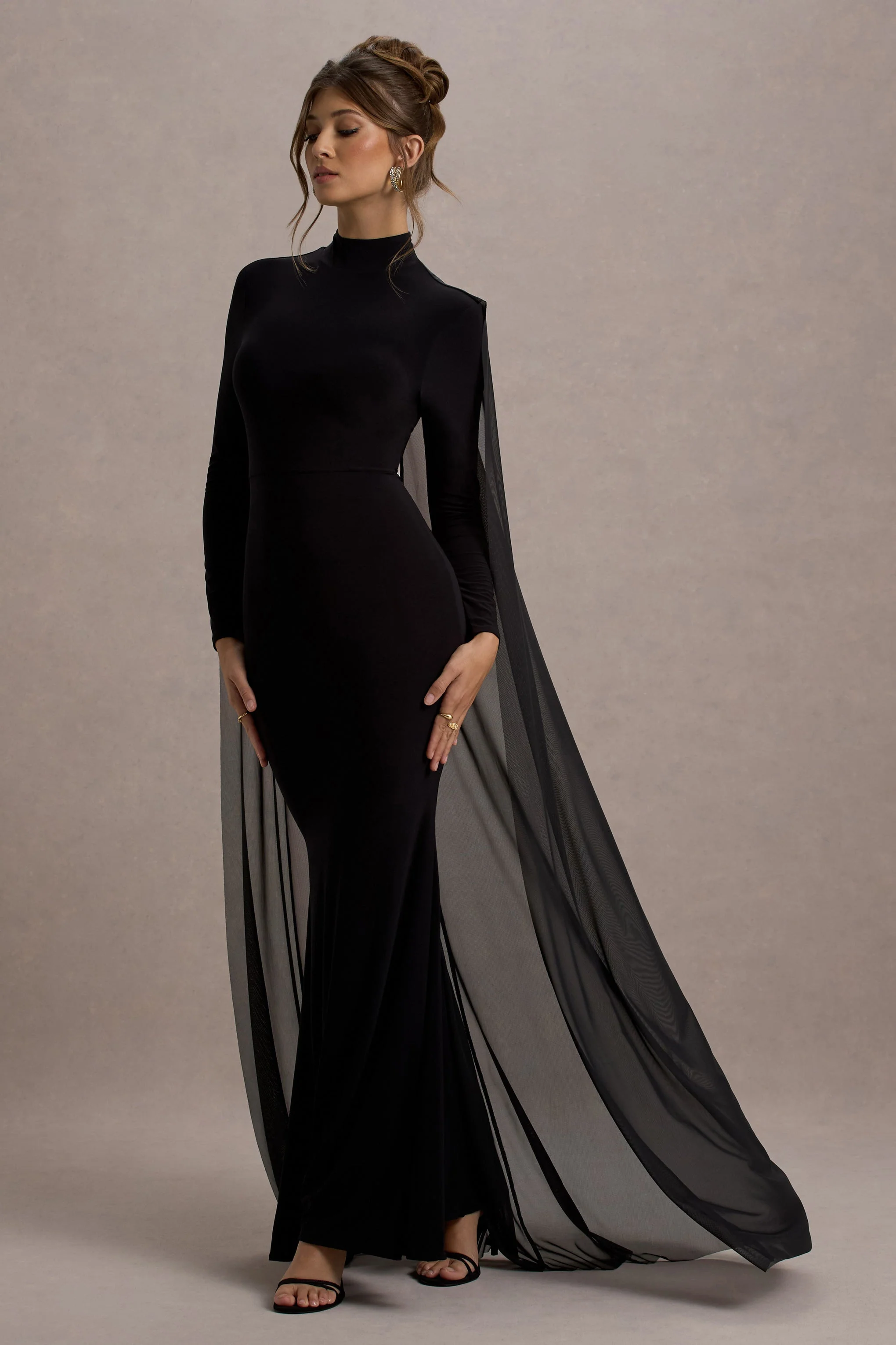 La Nuit | Robe longue noire à manches longues et col montant avec cape - Image 3