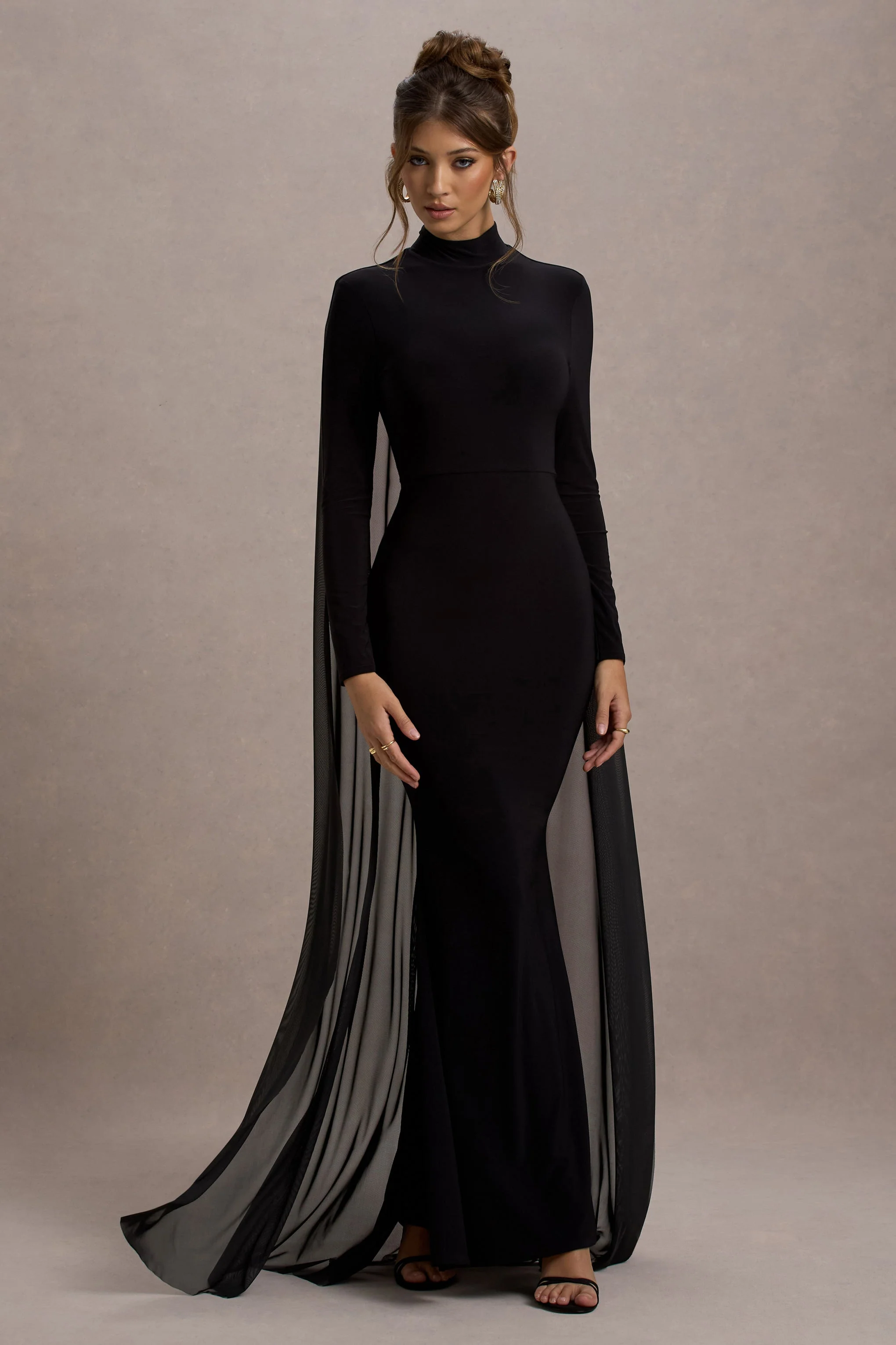 La Nuit | Robe longue noire à manches longues et col montant avec cape - Image 4