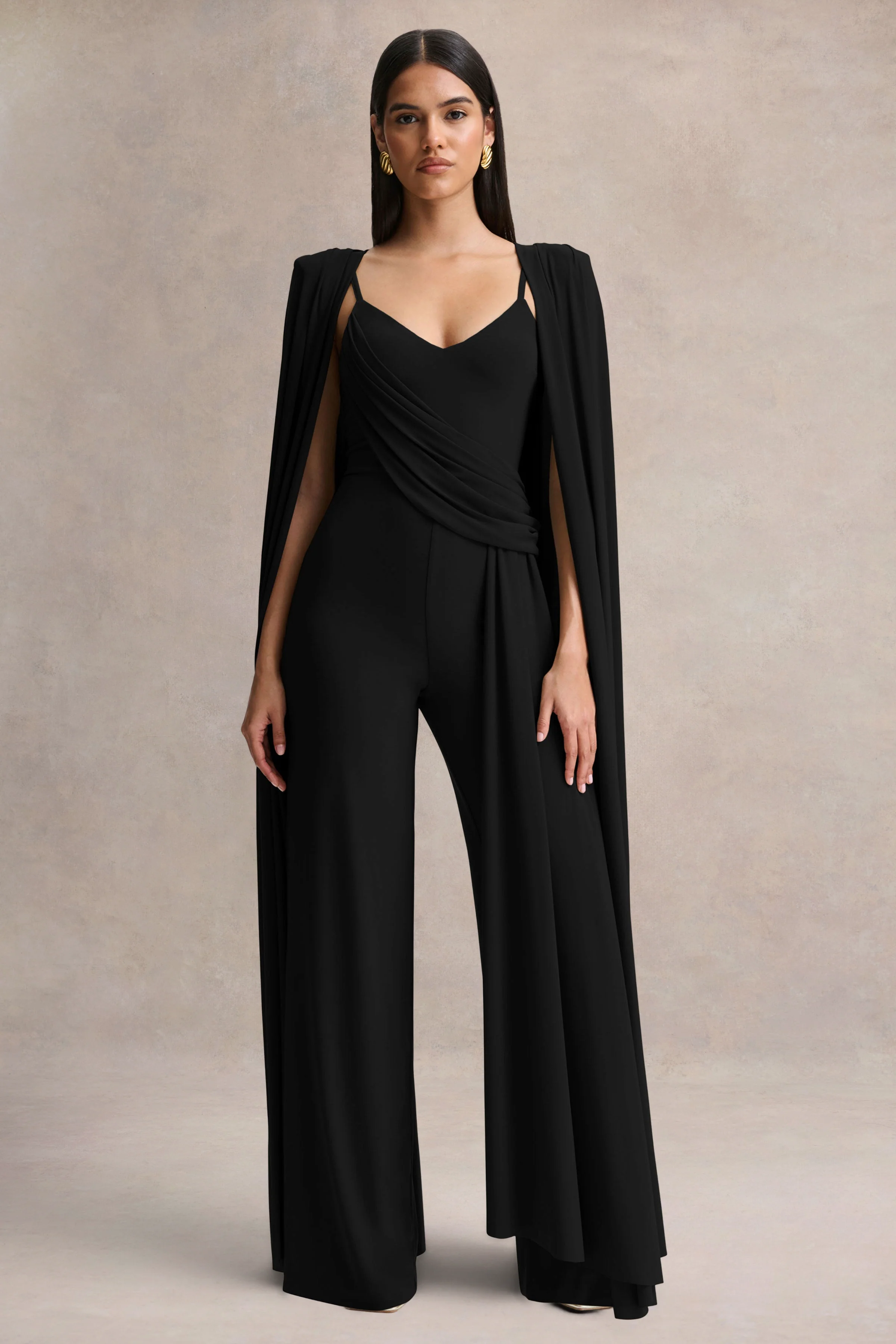 Labina | Combinaison noire avec décolleté plongeant et manches cape