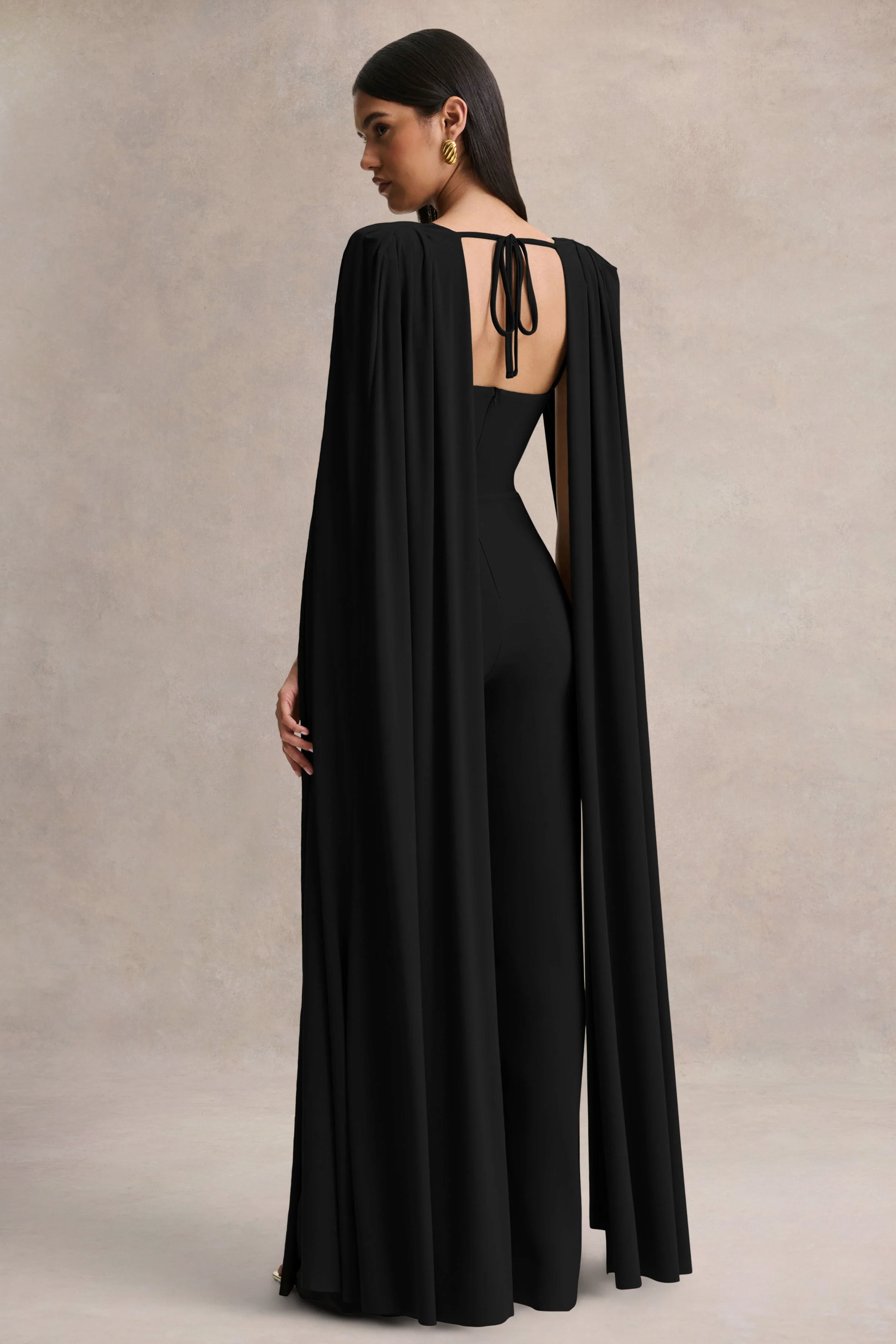 Labina | Combinaison noire avec décolleté plongeant et manches cape - Image 2