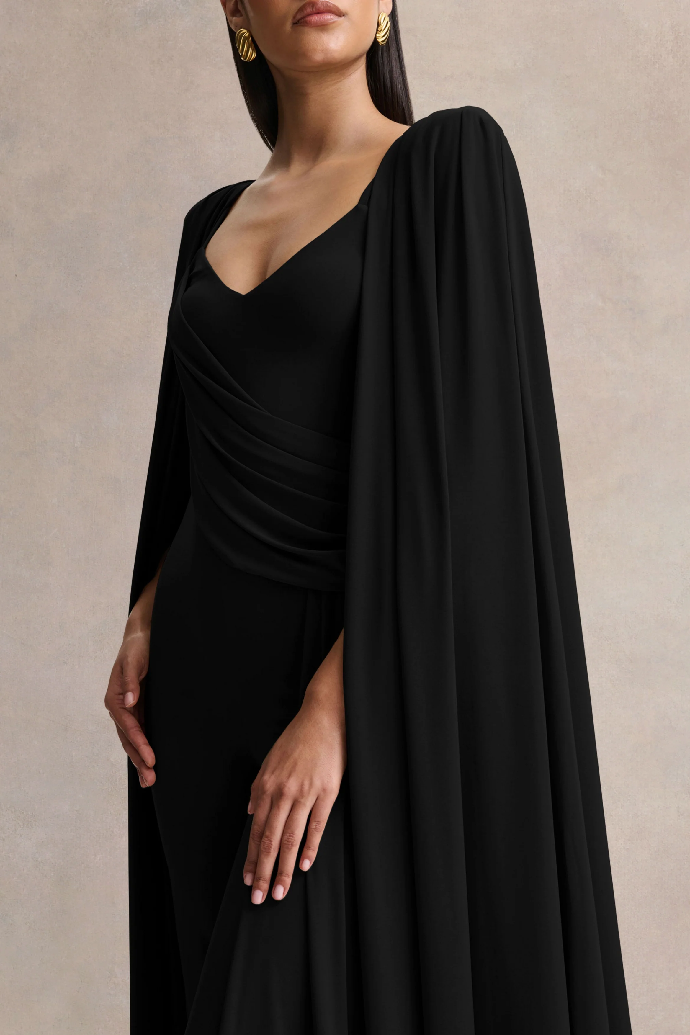 Labina | Combinaison noire avec décolleté plongeant et manches cape - Image 3