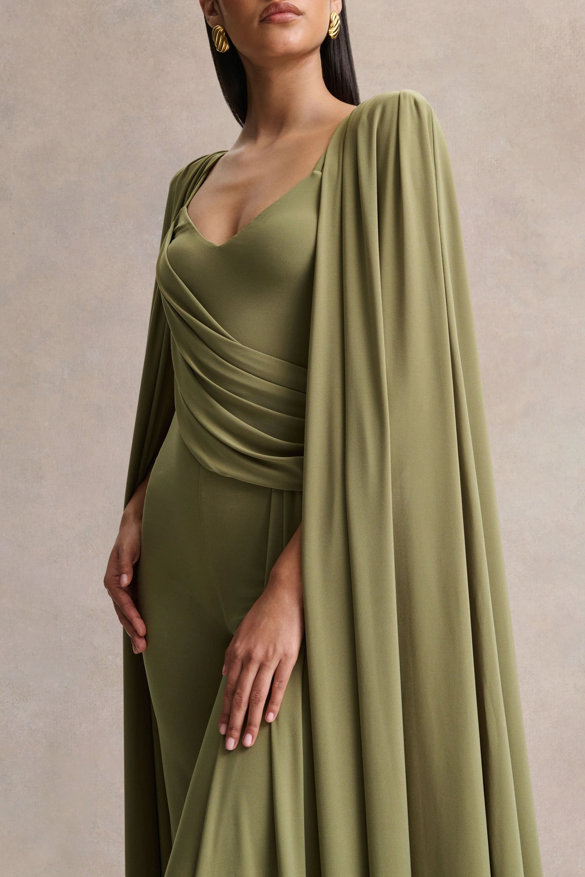 Labina | Combinaison verte avec décolleté plongeant et manches cape - Image 4
