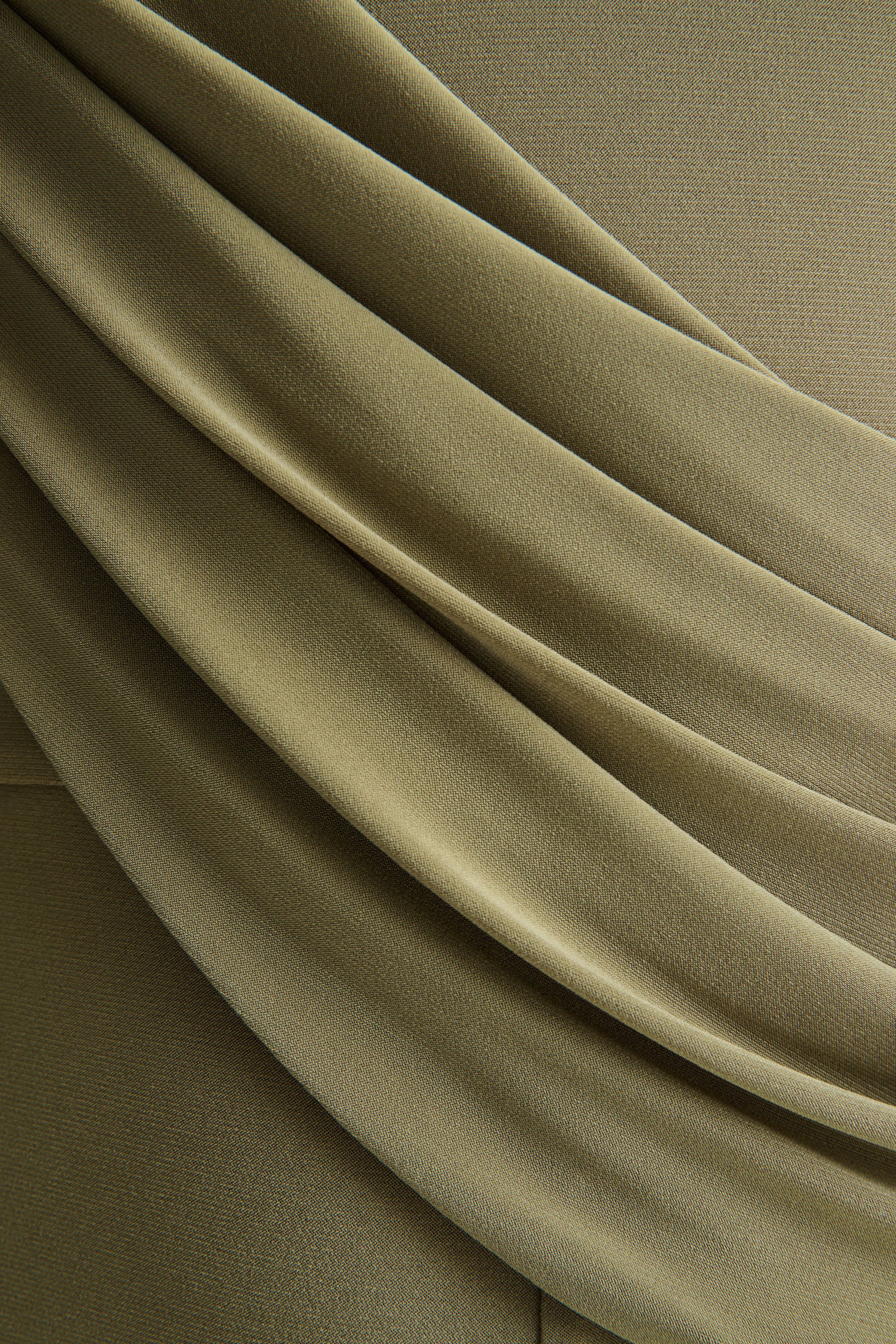 Labina | Combinaison verte avec décolleté plongeant et manches cape - Image 7