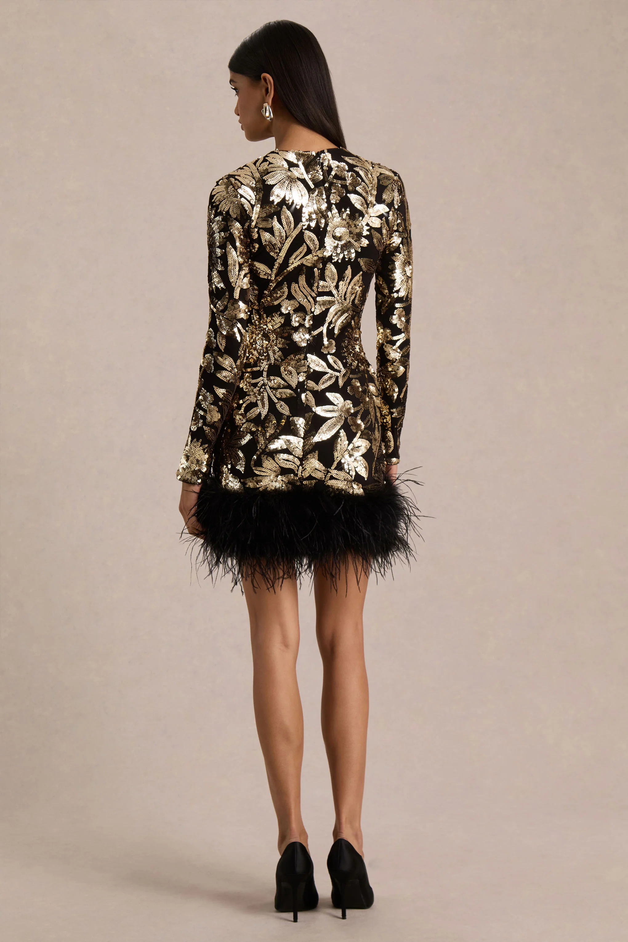 Lara | Mini-robe à col montant en sequins noirs et dorés avec ourlet orné de plumes - Image 2