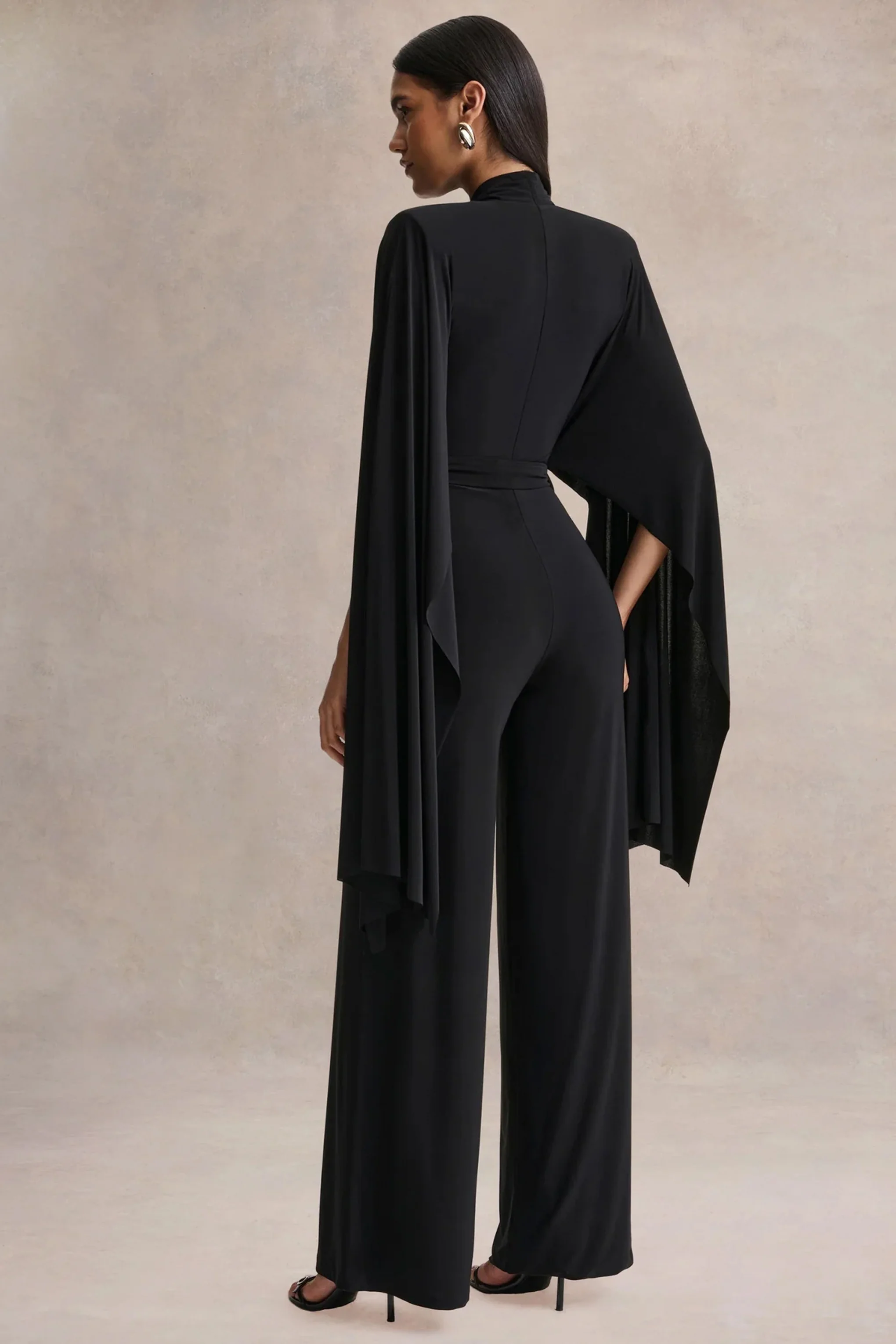 Laurina | Combinaison noire à décolleté plongeant - Image 2