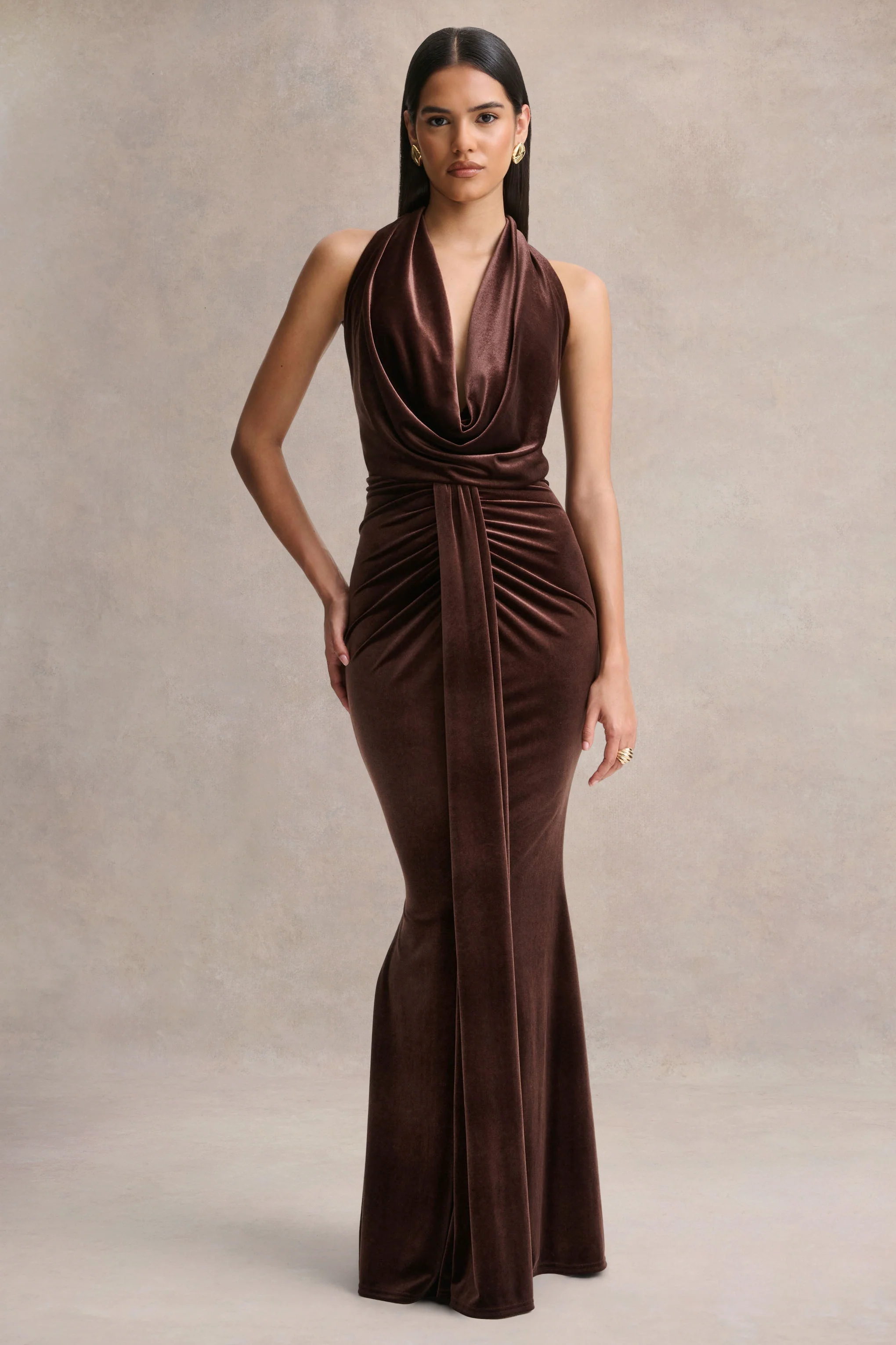 Lavernia | Robe longue brune à encolure licou avec détails froncés