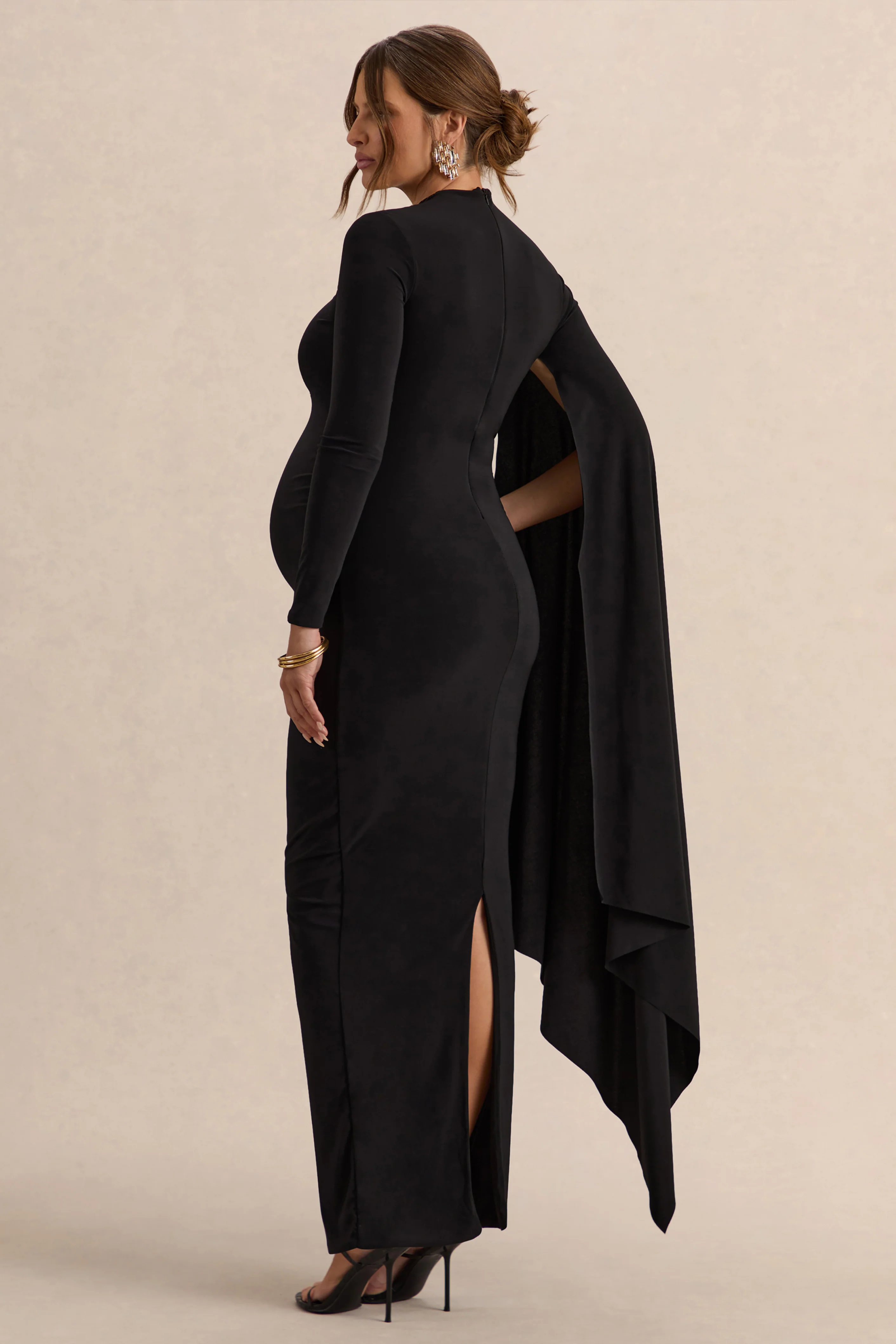 Lavinia | Robe mi-longue de maternité noire à col montant avec manche cape - Image 2