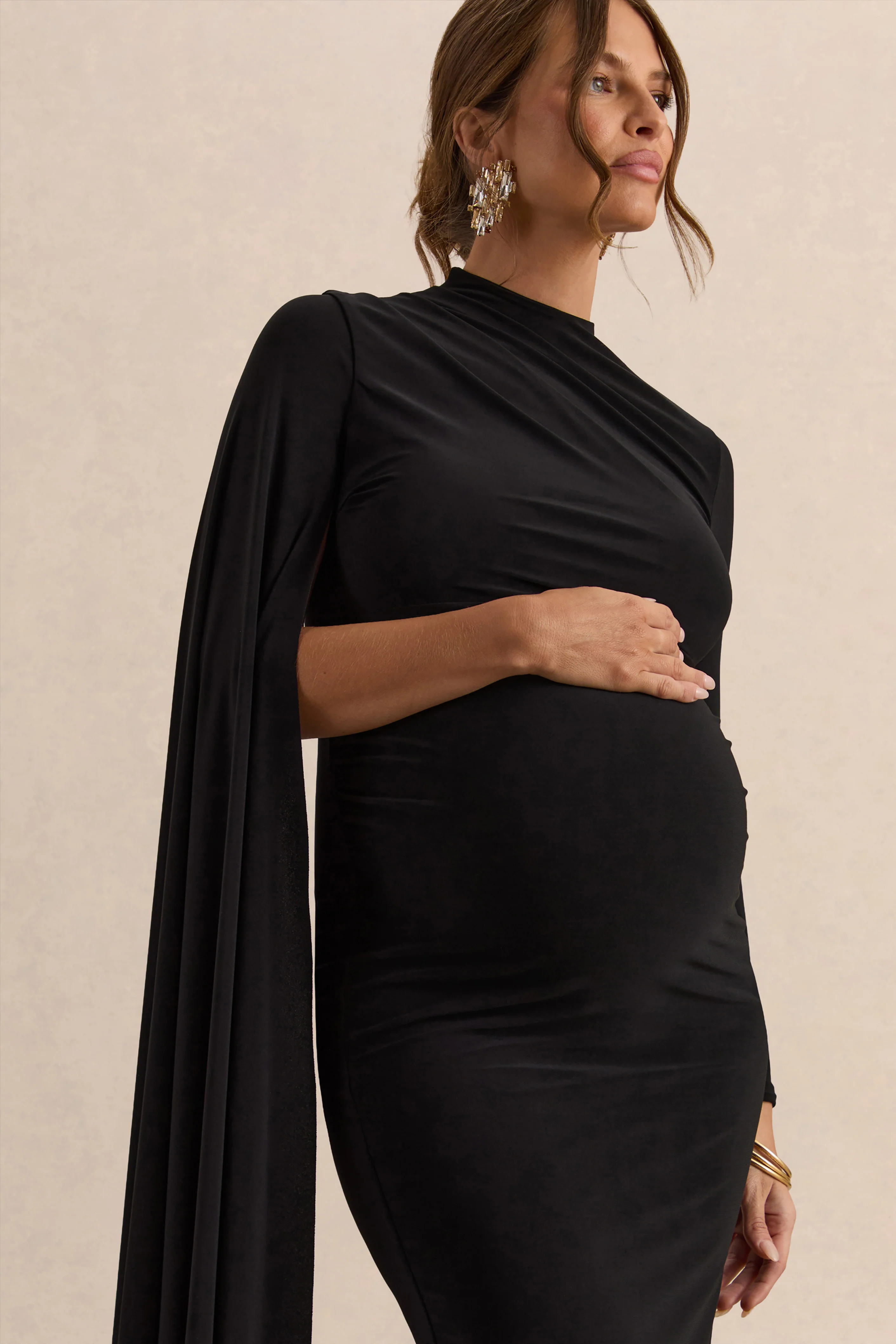 Lavinia | Robe mi-longue de maternité noire à col montant avec manche cape - Image 3