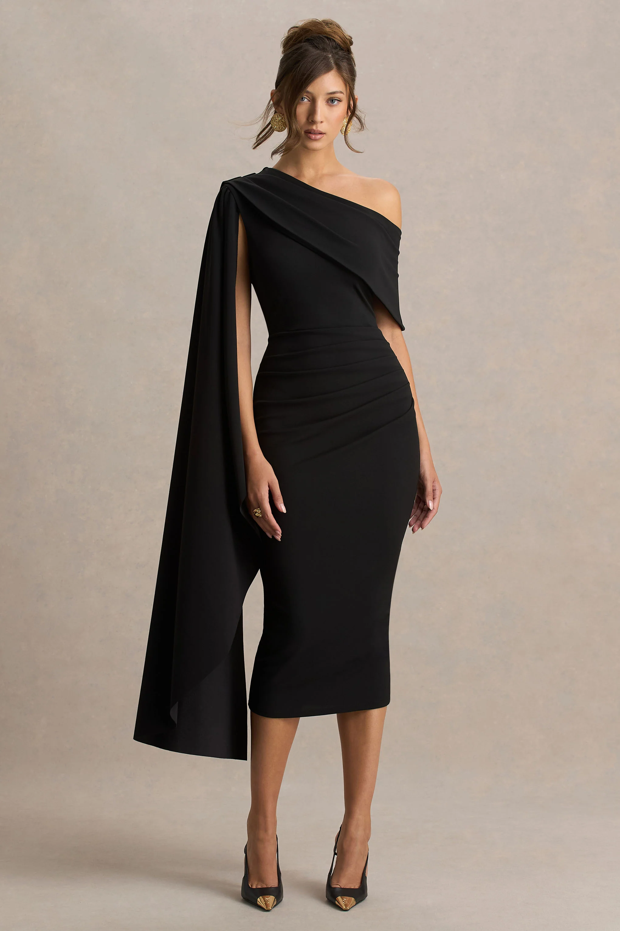 Leah | Robe mi-longue noire à col asymétrique avec manche cape et drapé - Image 5