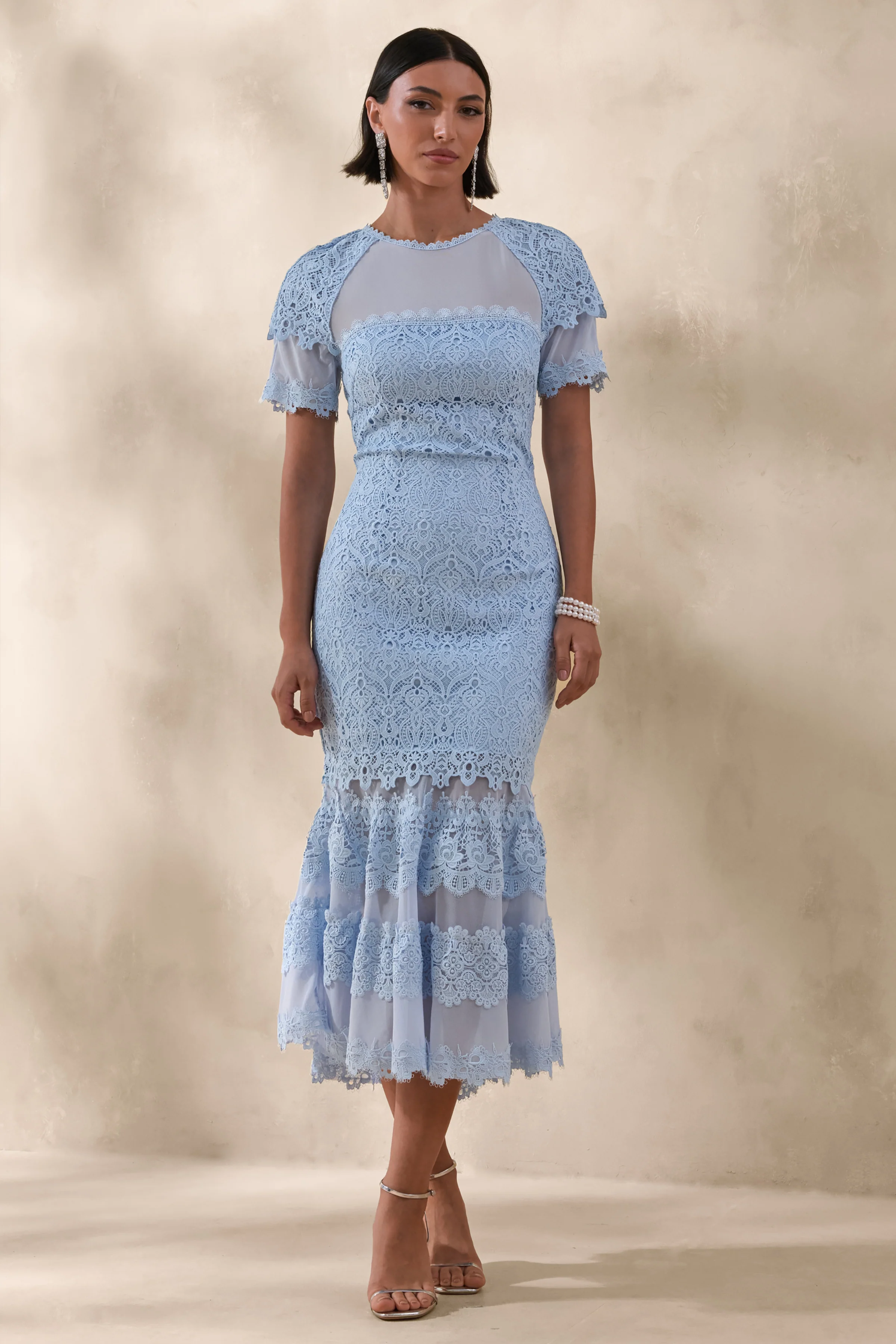 Leanne | Robe mi-longue sirène bleu poudré à encolure ronde en maille et dentelle