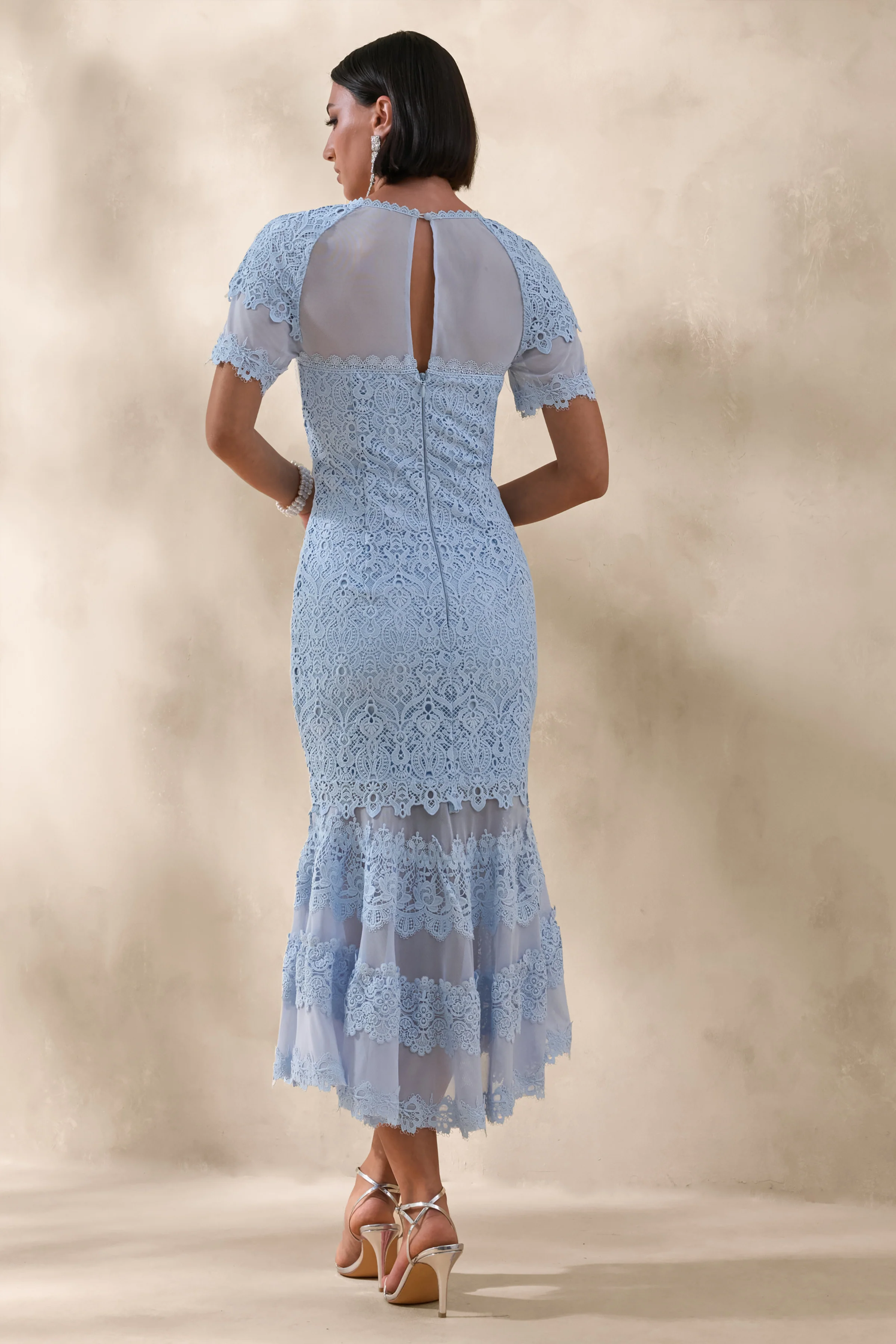 Leanne | Robe mi-longue sirène bleu poudré à encolure ronde en maille et dentelle - Image 2