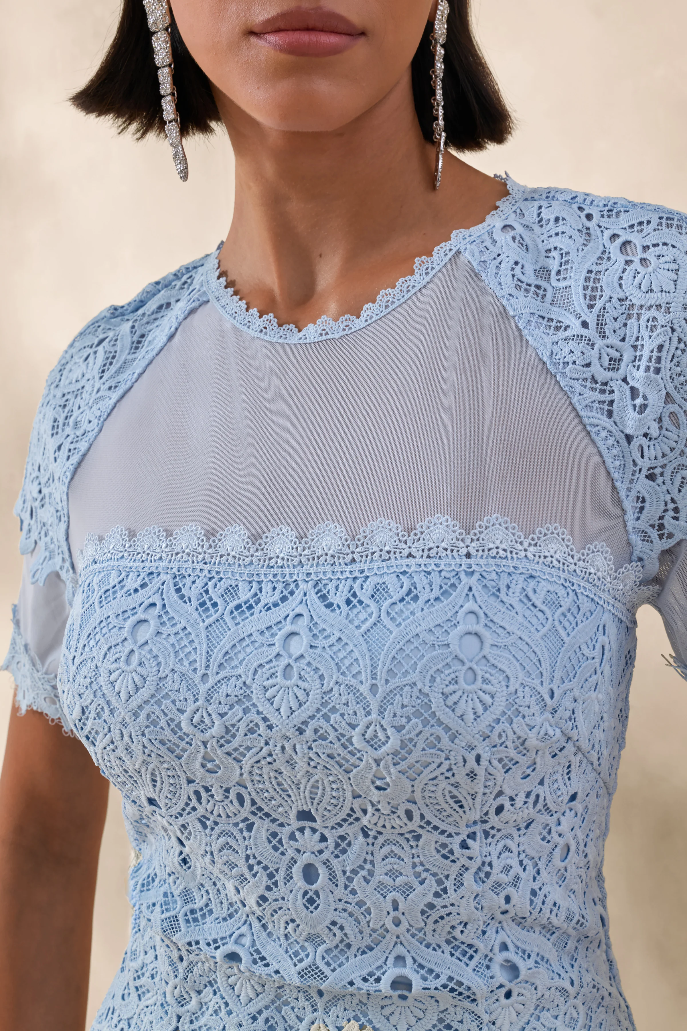 Leanne | Robe mi-longue sirène bleu poudré à encolure ronde en maille et dentelle - Image 5