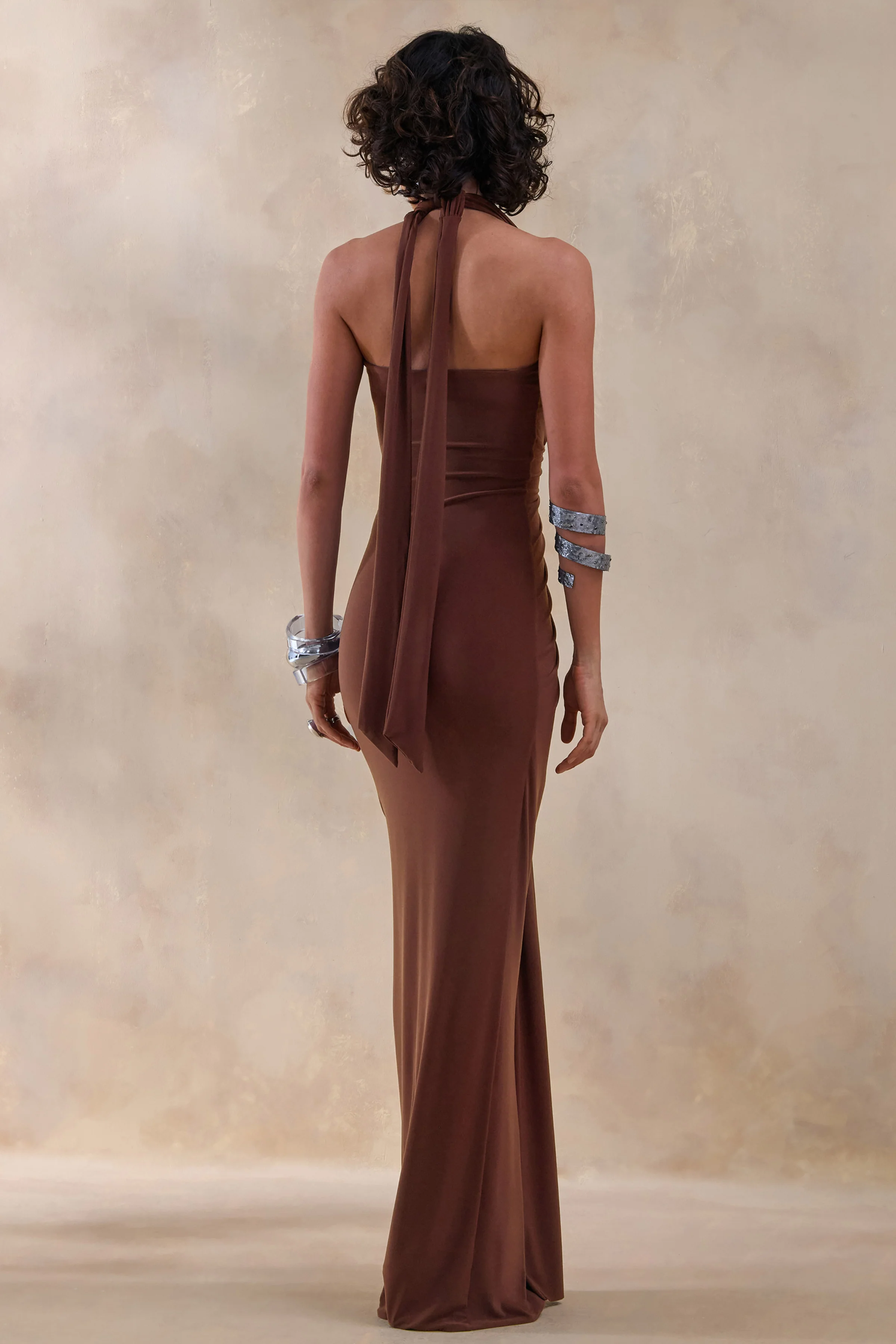Lesley | Robe longue brune à décolleté plongeant - Image 2