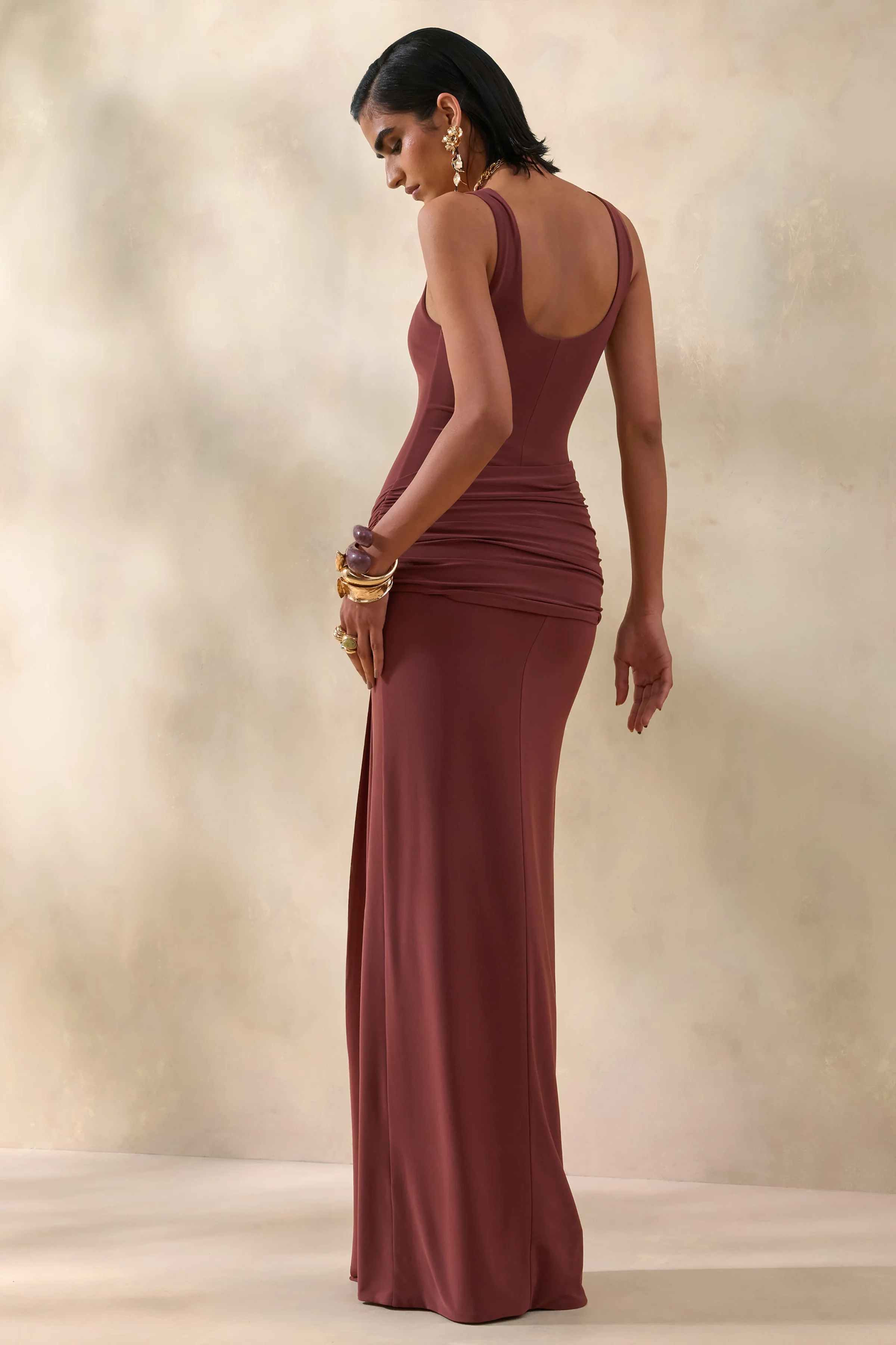 Lienna | Robe longue brune à encolure arrondie avec détails froncés et écharpe - Image 2