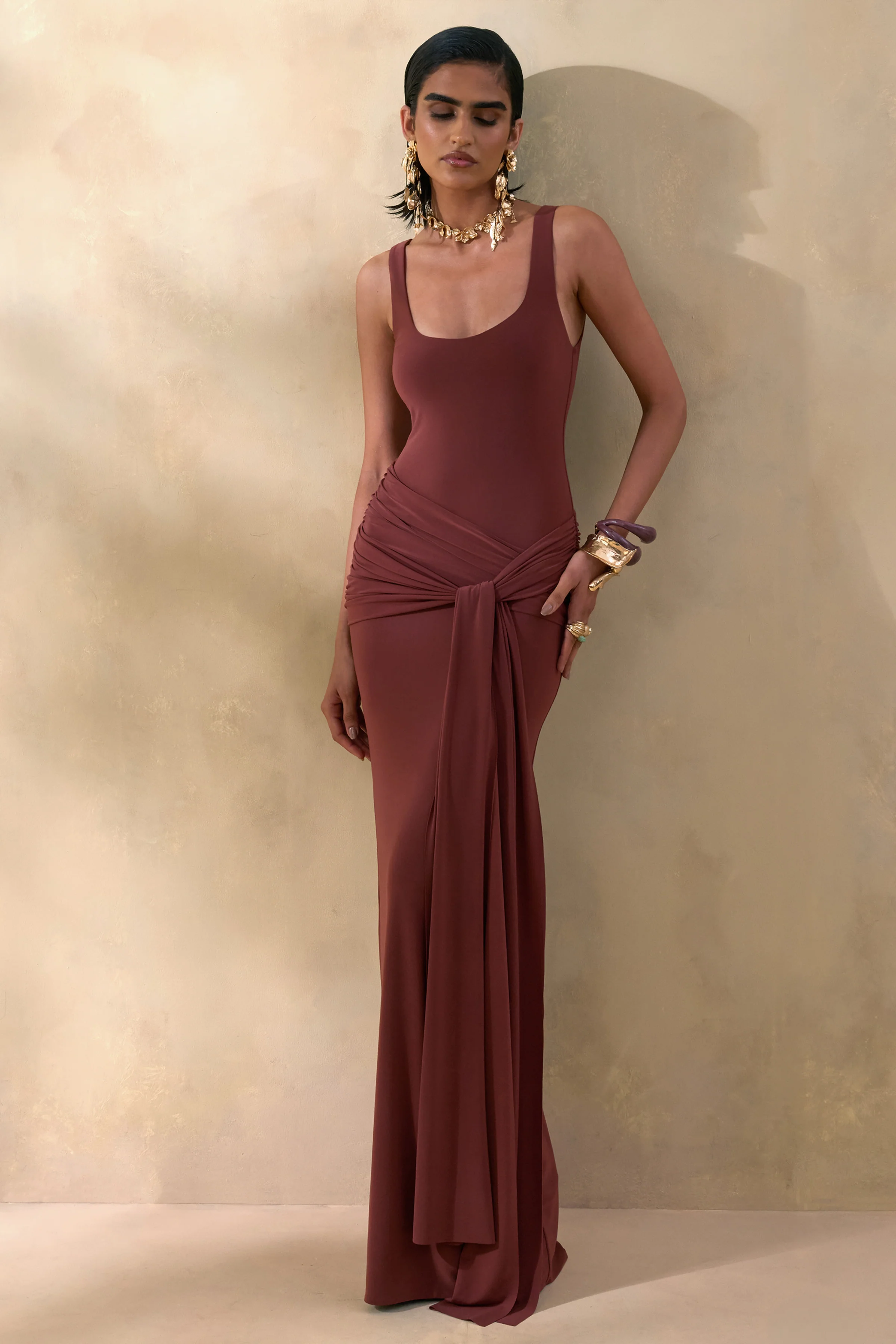 Lienna | Robe longue brune à encolure arrondie avec détails froncés et écharpe - Image 5