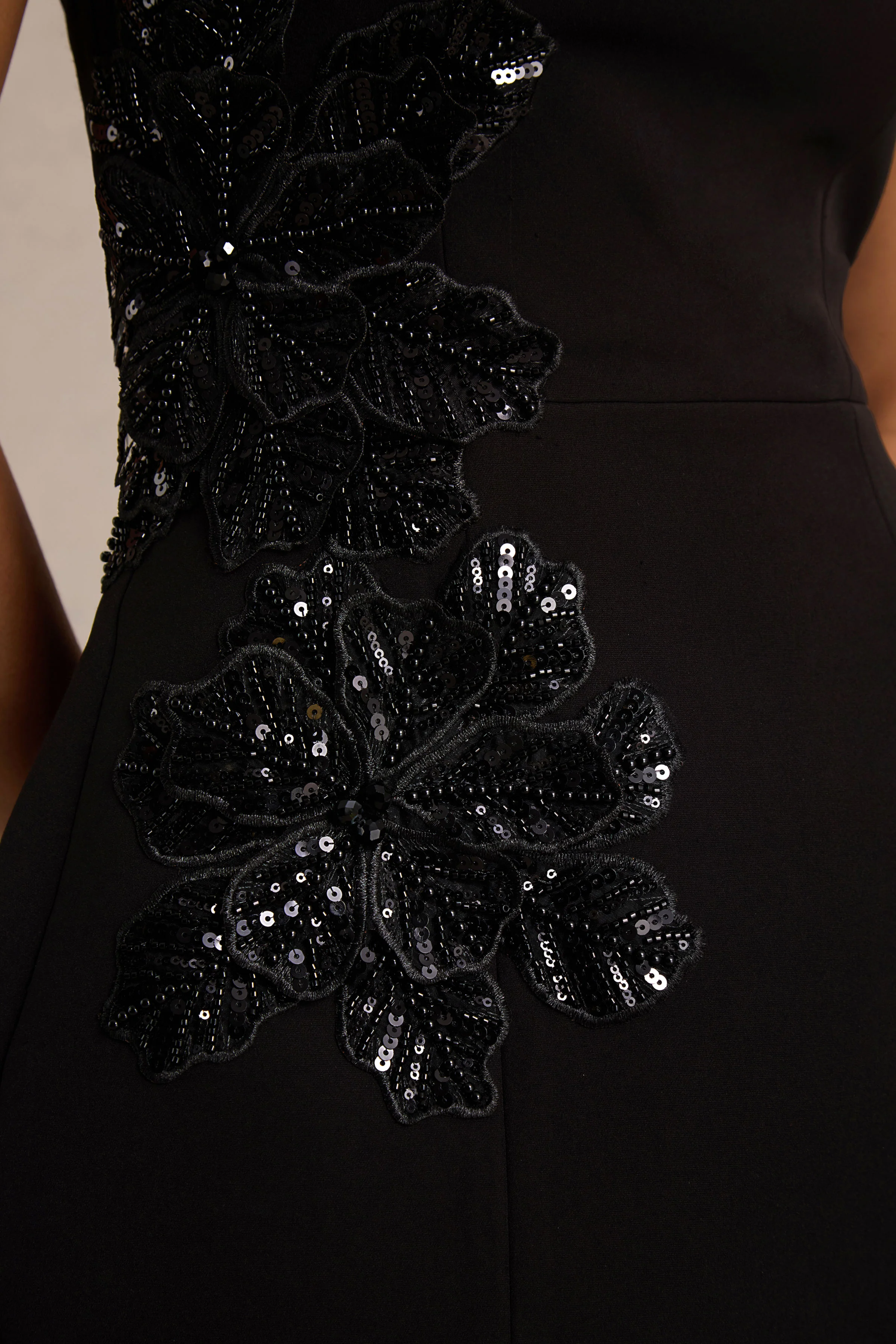 Lillian | Robe Mini Noire à Encolure Américaine avec Détails Ornés - Image 6