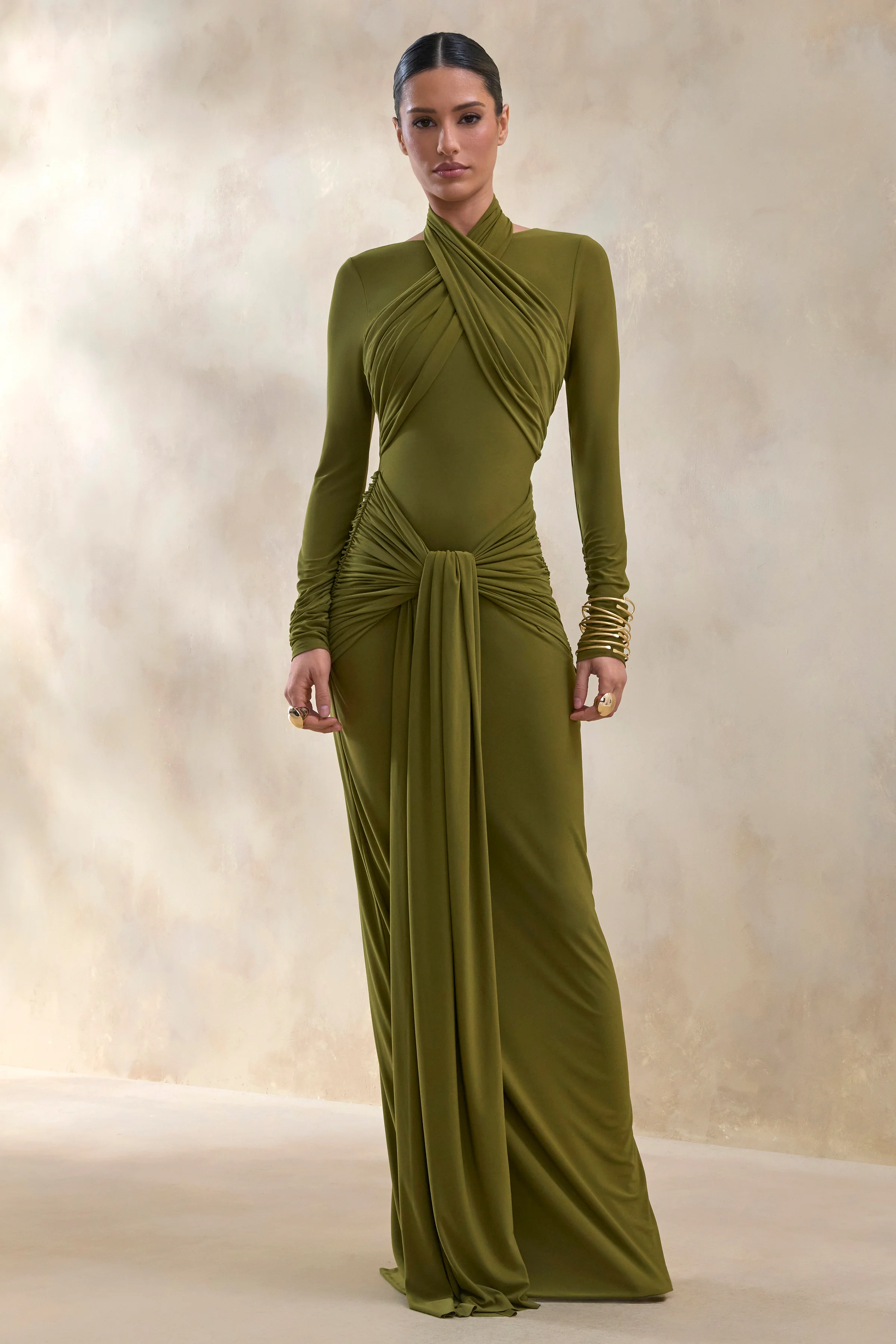 Linessa | Robe longue olive à encolure haute avec écharpe et détails froncés