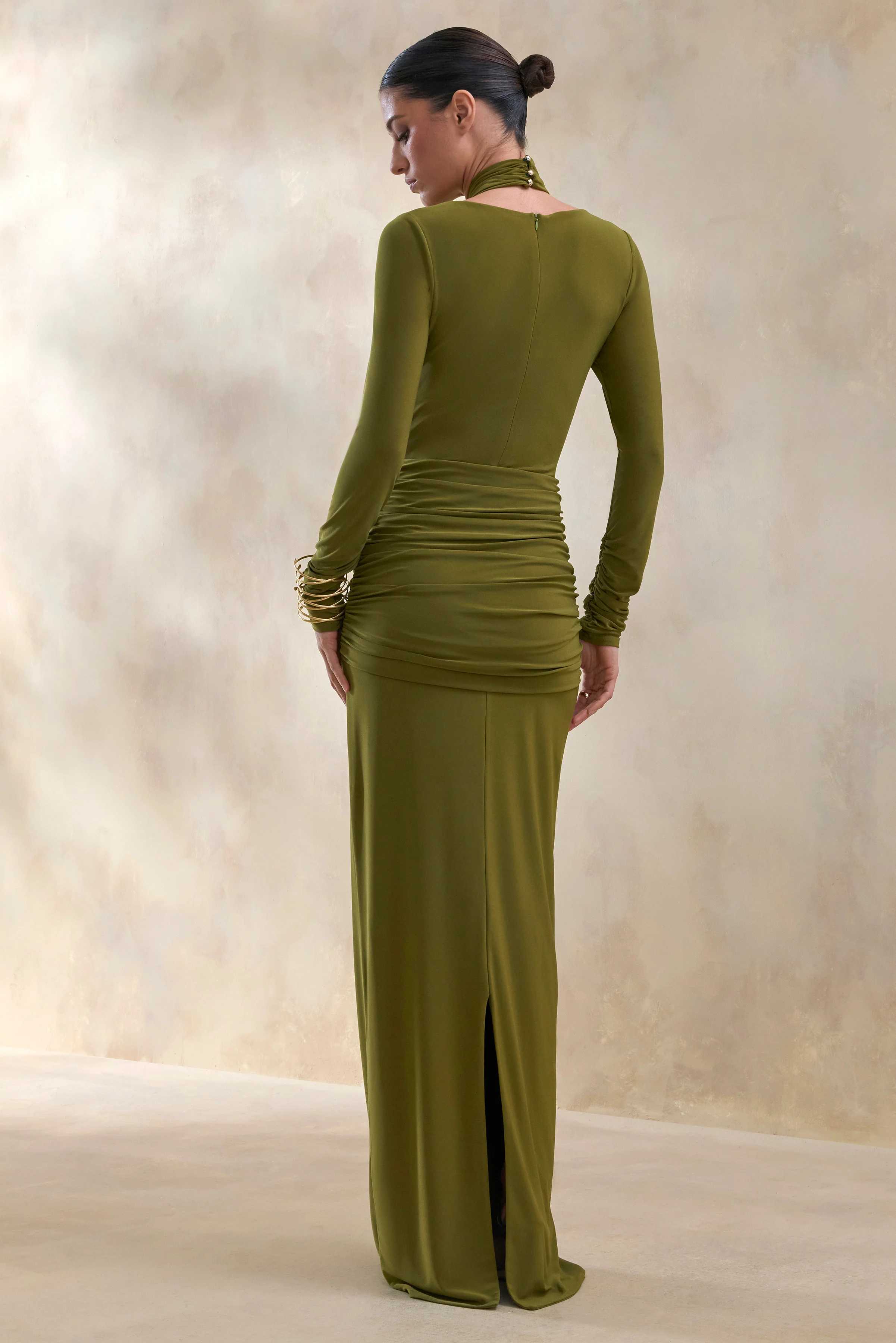 Linessa | Robe longue olive à encolure haute avec écharpe et détails froncés - Image 2