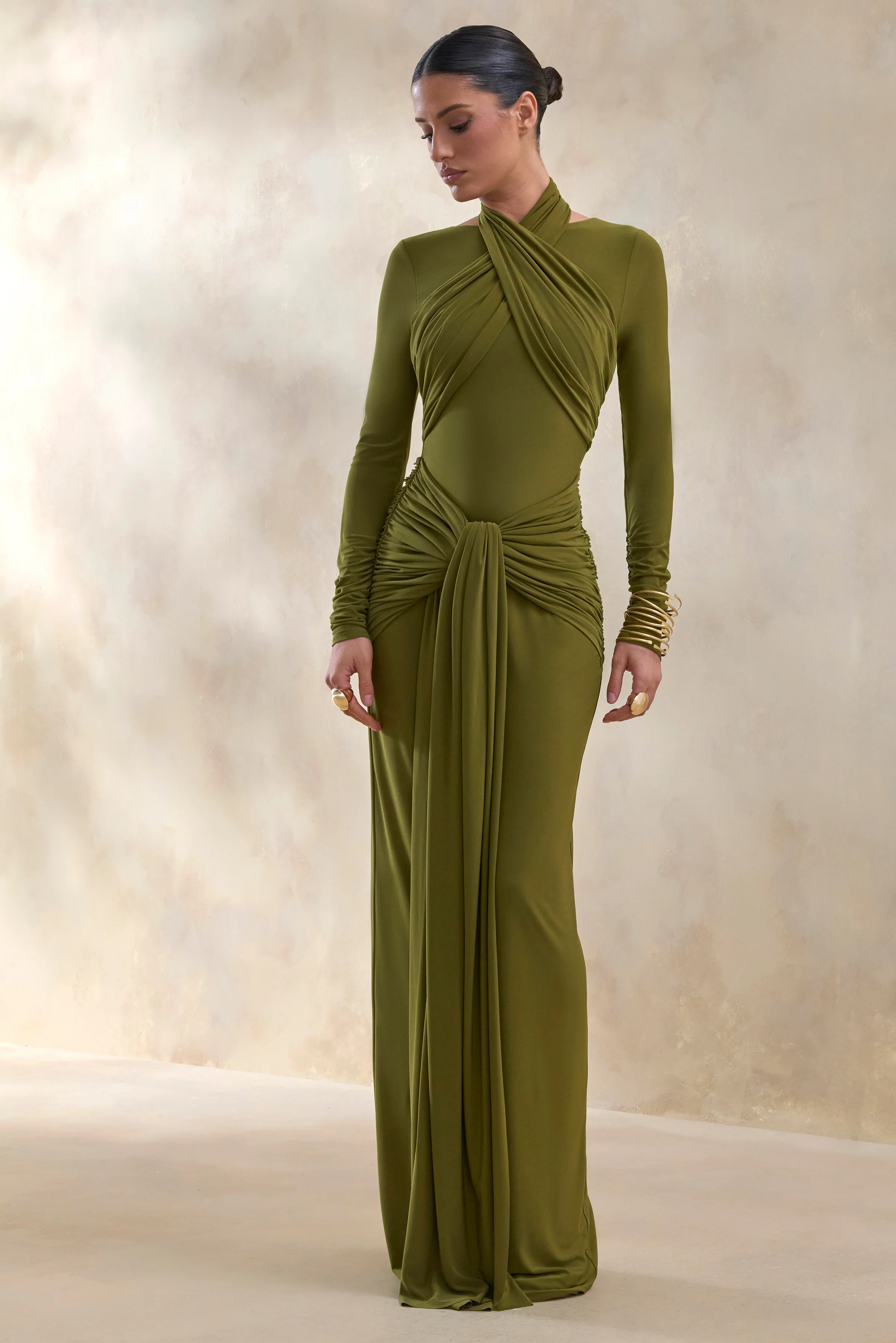 Linessa | Robe longue olive à encolure haute avec écharpe et détails froncés - Image 3