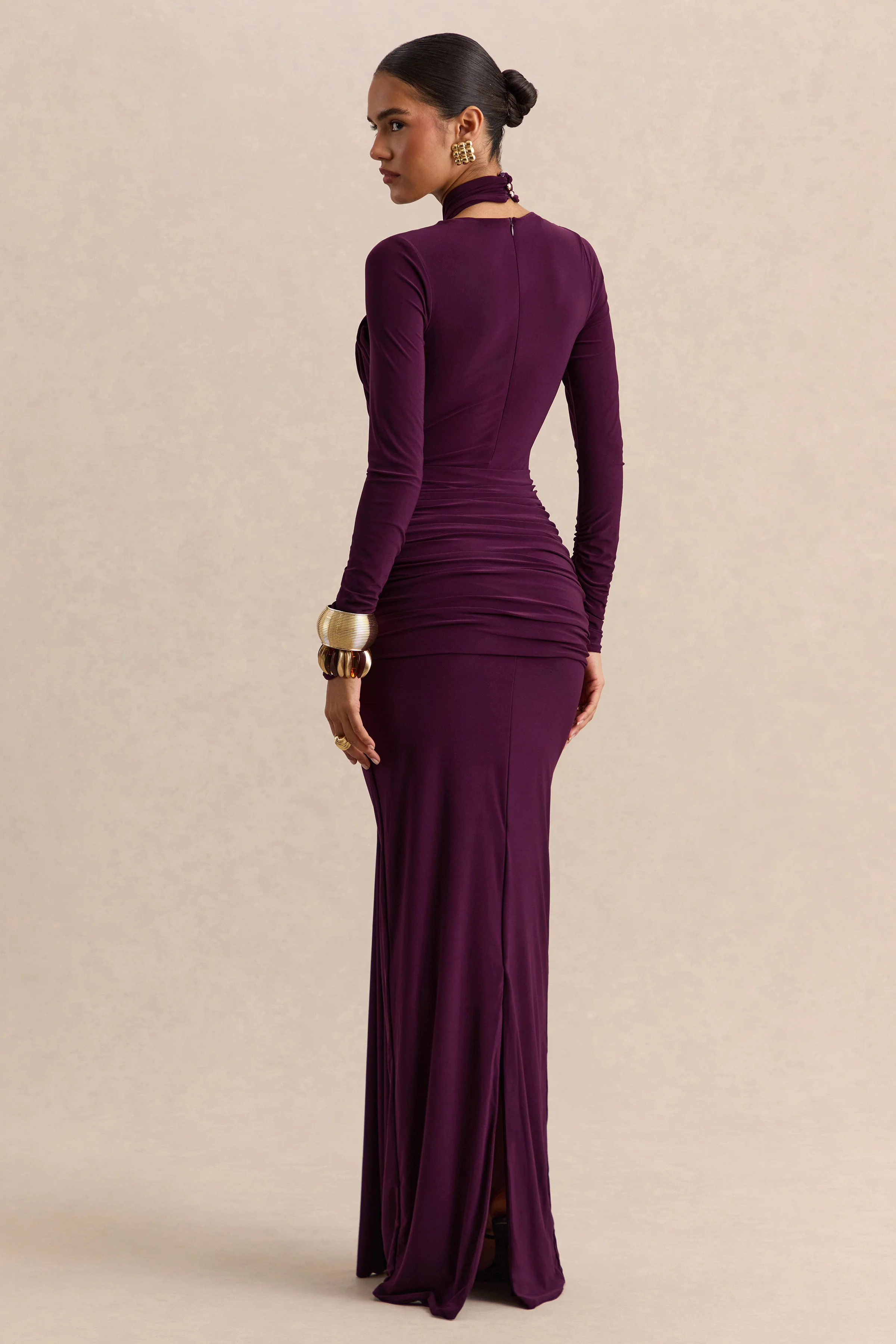 Linessa | Robe longue prune foncé à encolure haute avec écharpe et détails froncés - Image 2