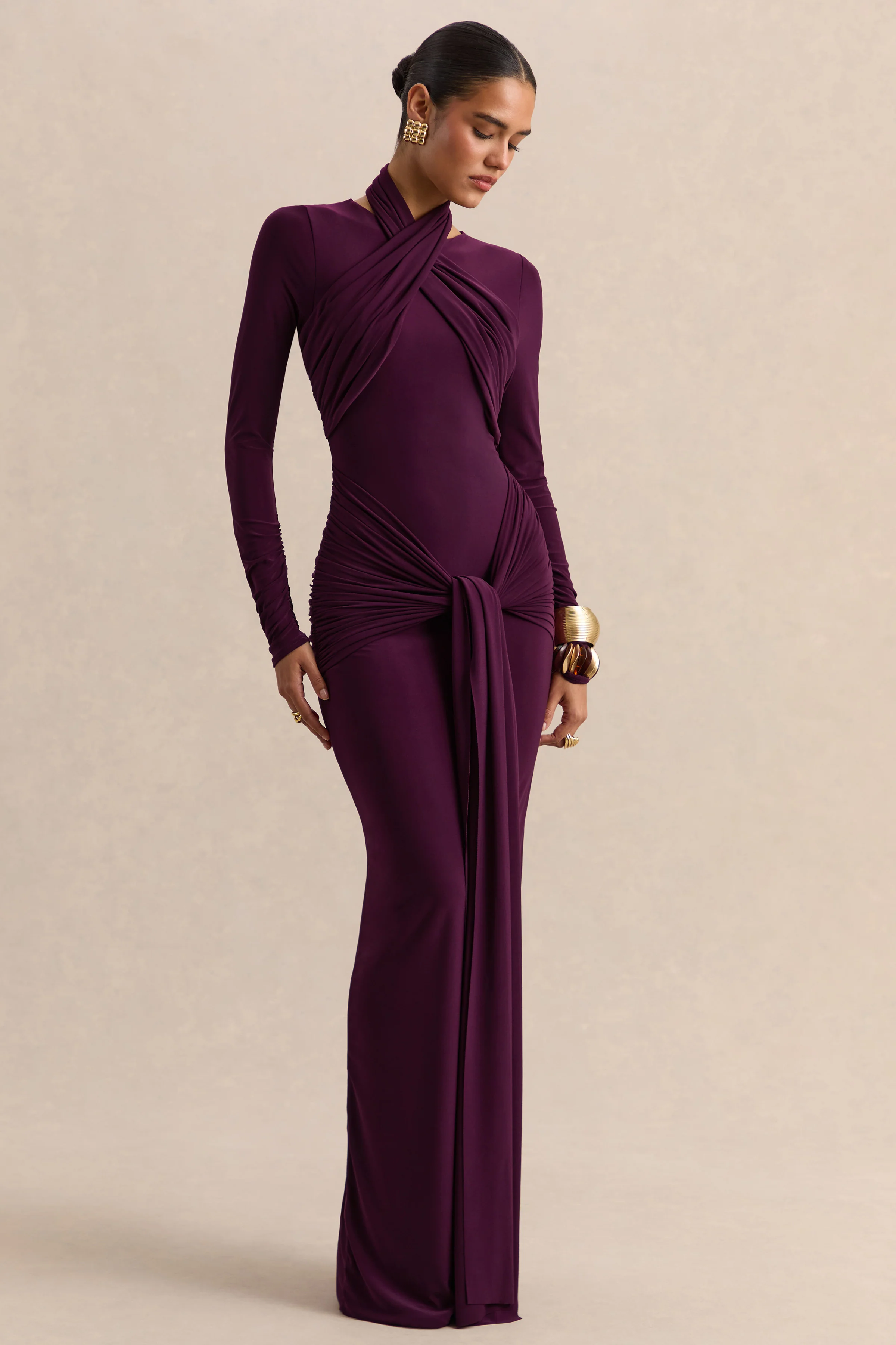 Linessa | Robe longue prune foncé à encolure haute avec écharpe et détails froncés - Image 6