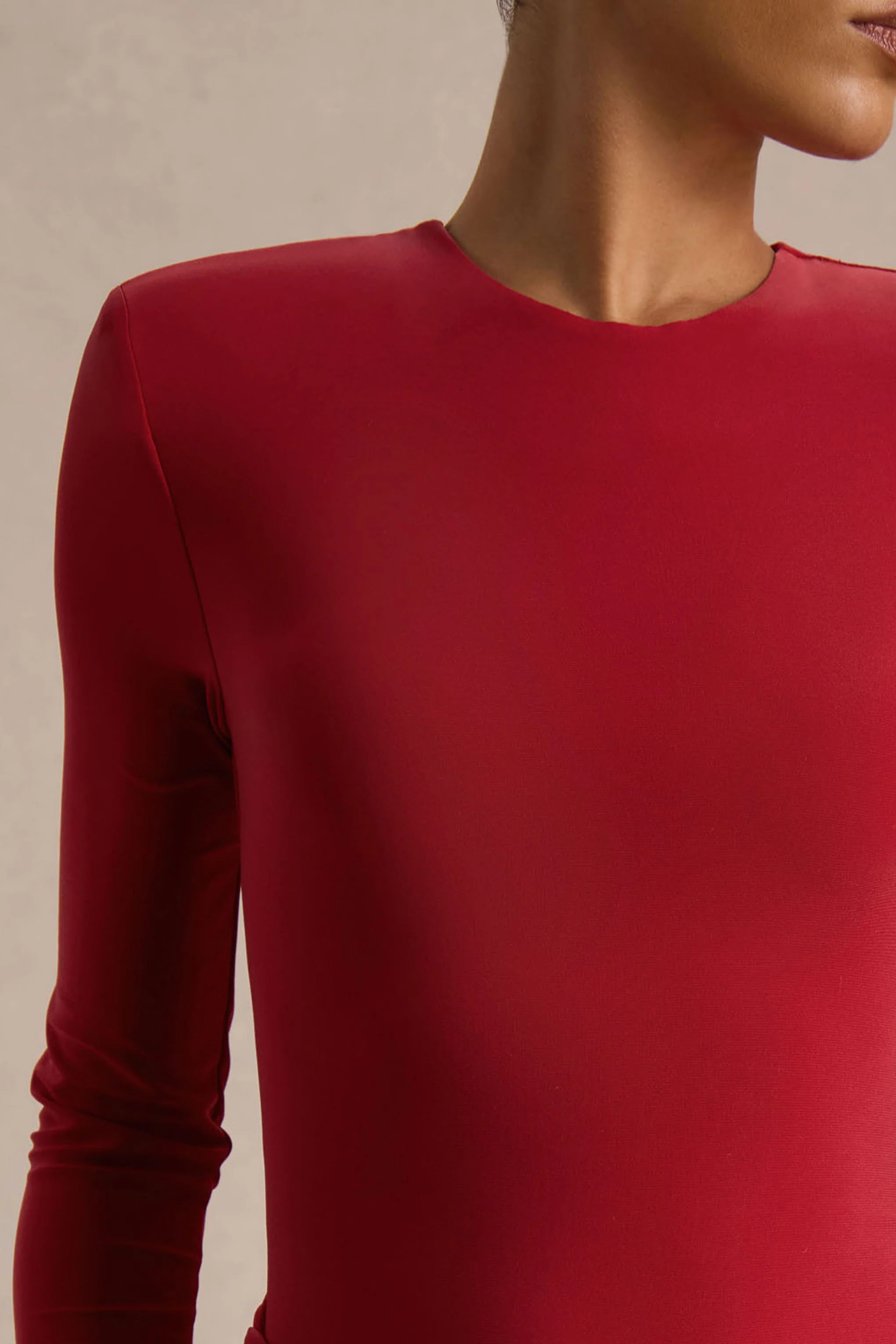 Liora | Robe longue rouge à col montant avec fente avant haute - Image 3