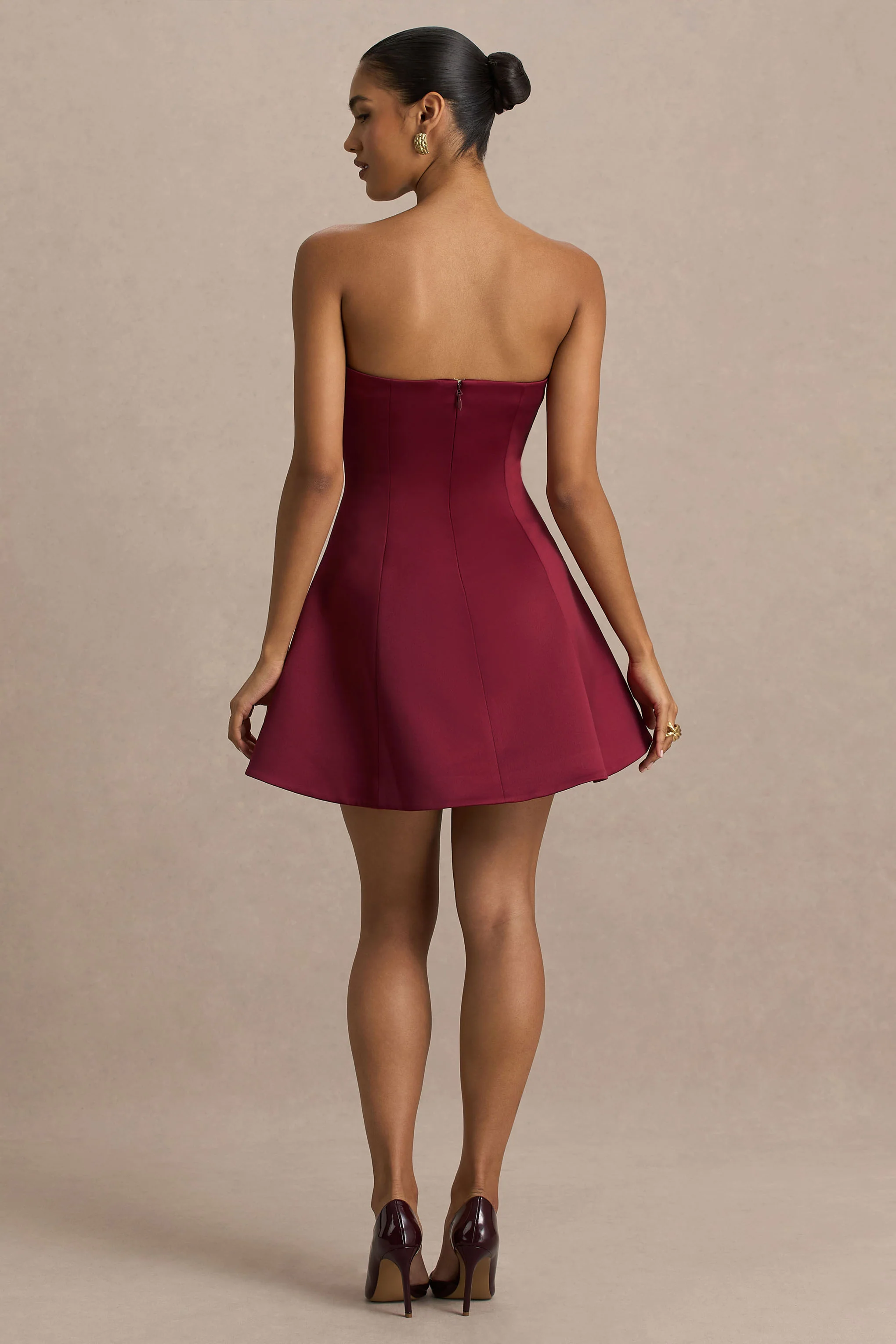 Lioray | Mini-robe en satin bordeaux à encolure bandeau et coupe évasée - Image 2