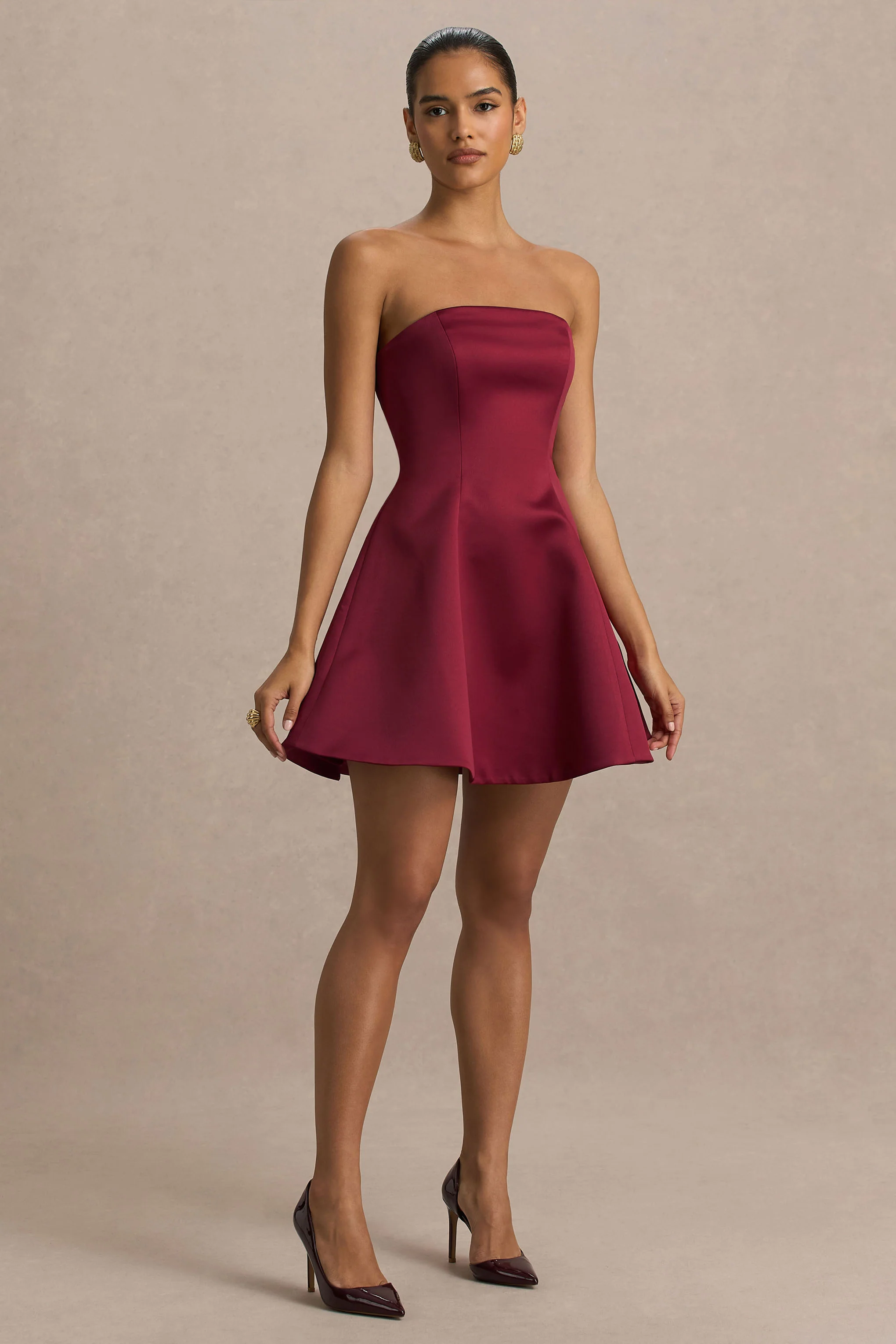 Lioray | Mini-robe en satin bordeaux à encolure bandeau et coupe évasée - Image 4