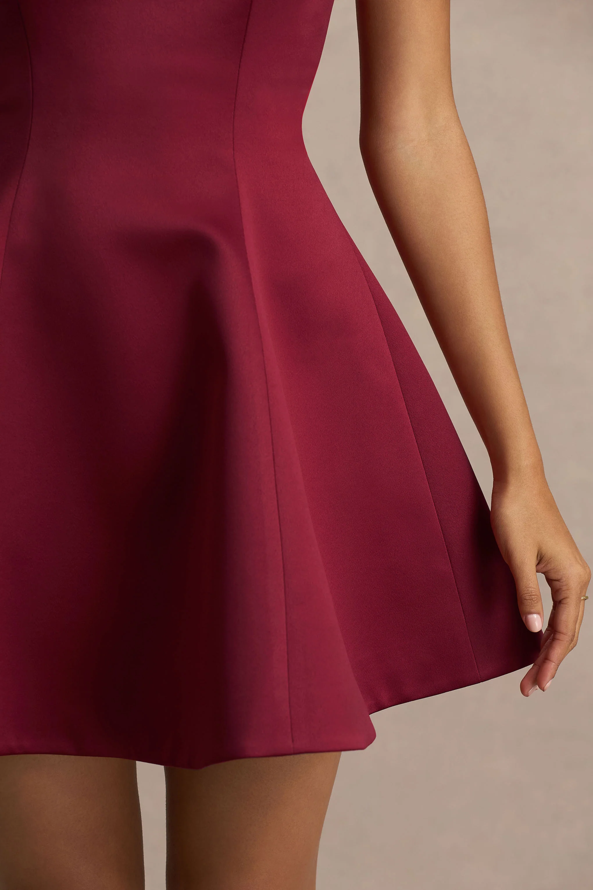 Lioray | Mini-robe en satin bordeaux à encolure bandeau et coupe évasée - Image 6