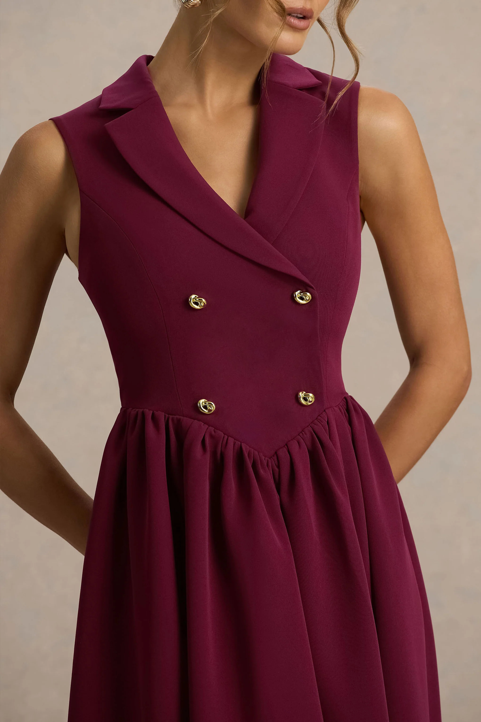 Lisa | Robe mi-longue bordeaux à décolleté plongeant et coupe tailleur - Image 3