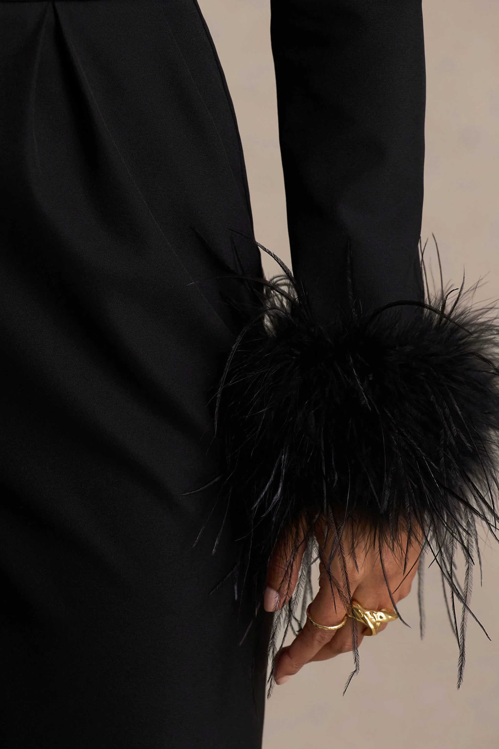 Lissy | Combinaison noire à décolleté plongeant avec manches ornées de plumes - Image 6