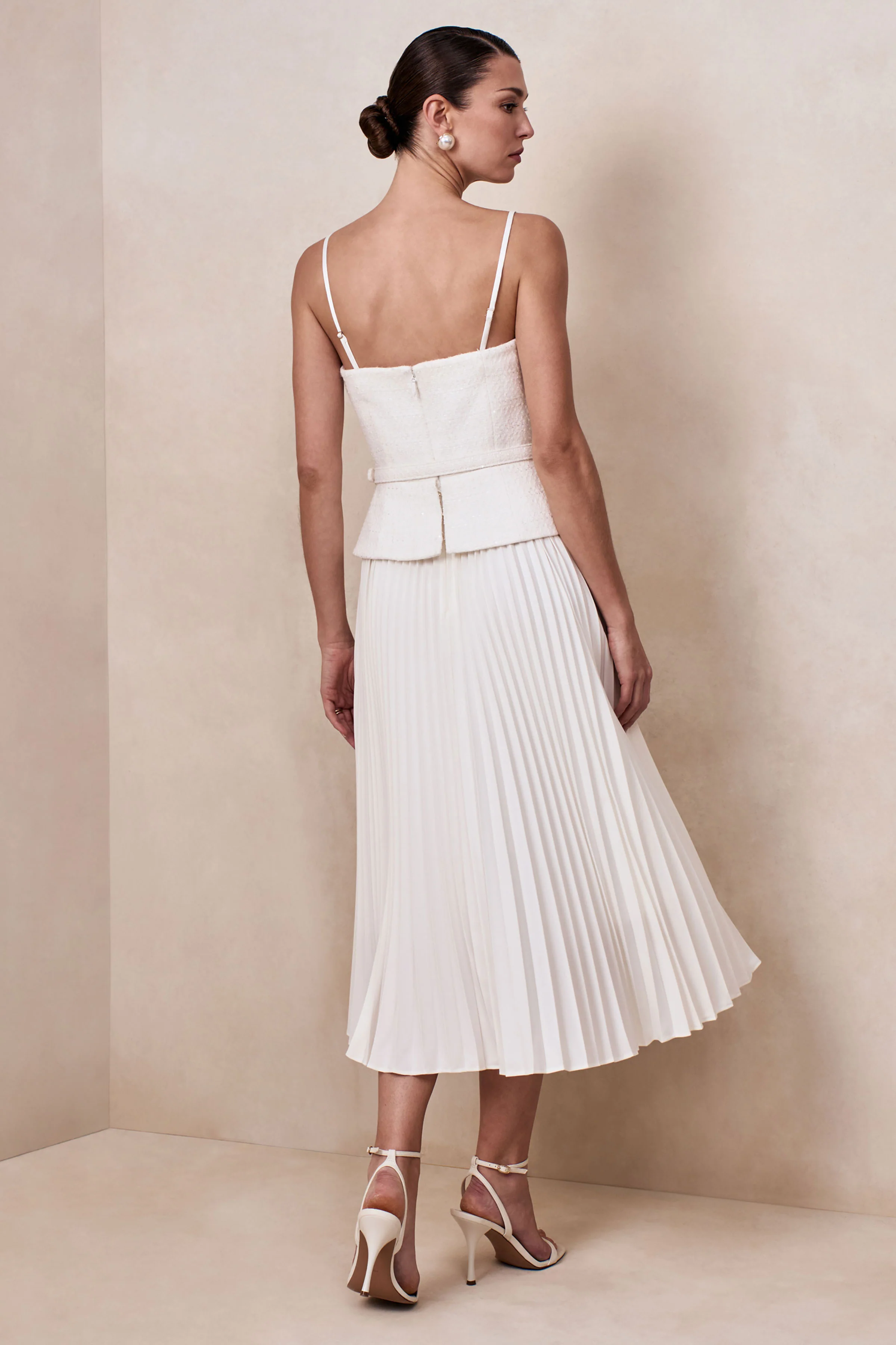 Lizzy | Robe mi-longue crème à encolure carrée avec jupe plissée - Image 2