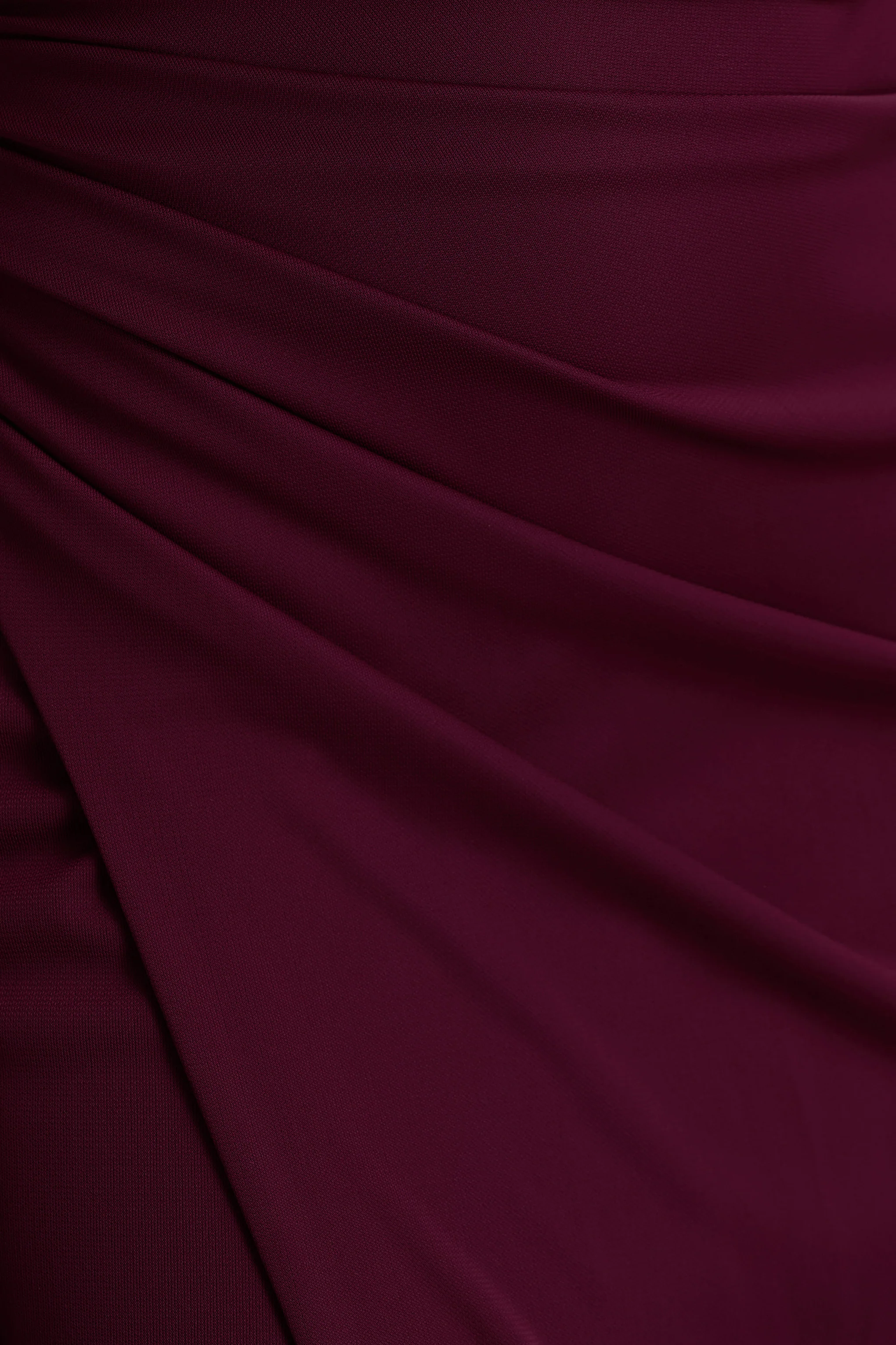 Lola | Robe longue bordeaux à encolure asymétrique avec fronces et fente avant haute - Image 6