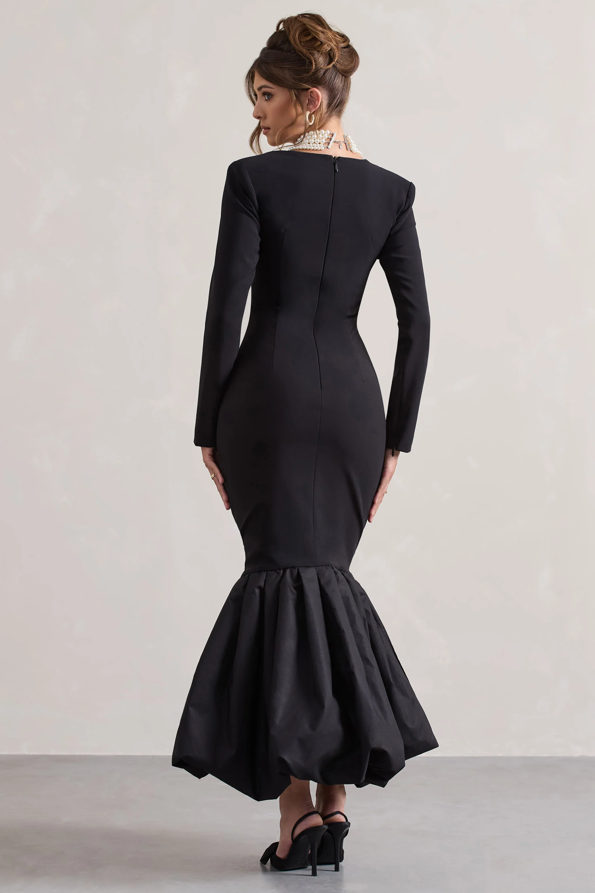 London | Robe longue noire encolure en coeur et longueur volumineuse - Image 2