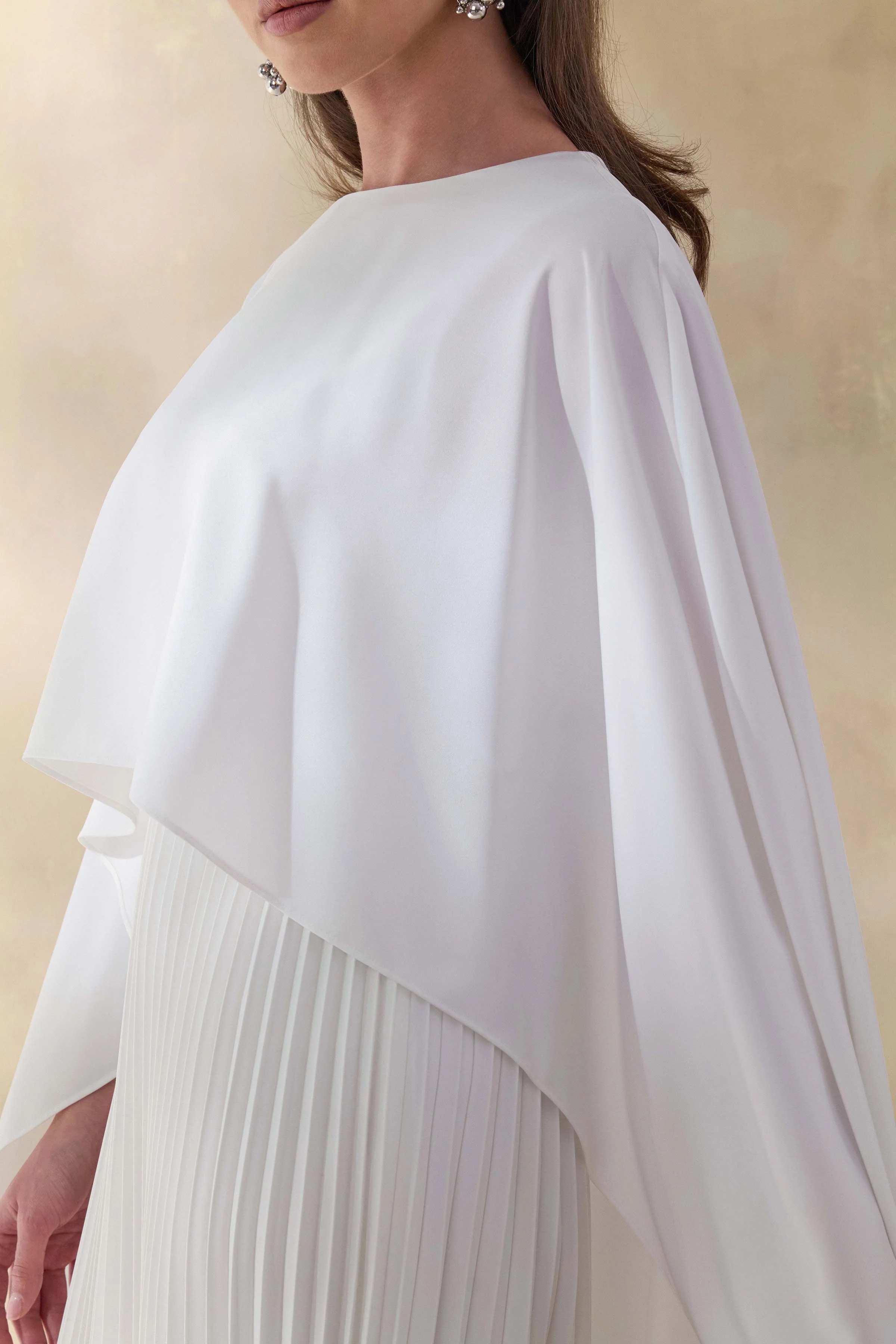 Loradia | Robe longue crème en satin à encolure ronde avec manches cape et jupe plissée - Image 3