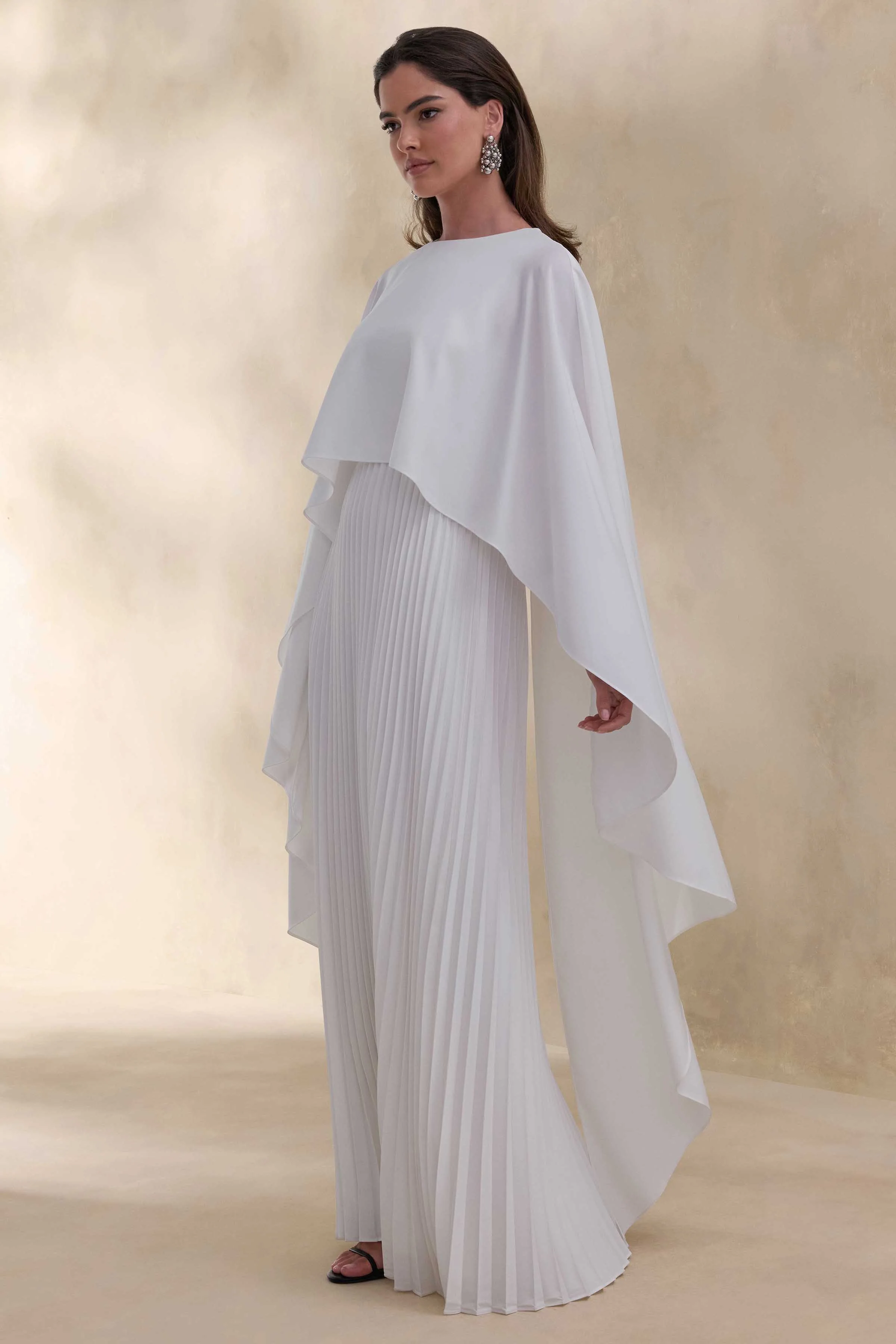 Loradia | Robe longue crème en satin à encolure ronde avec manches cape et jupe plissée - Image 4