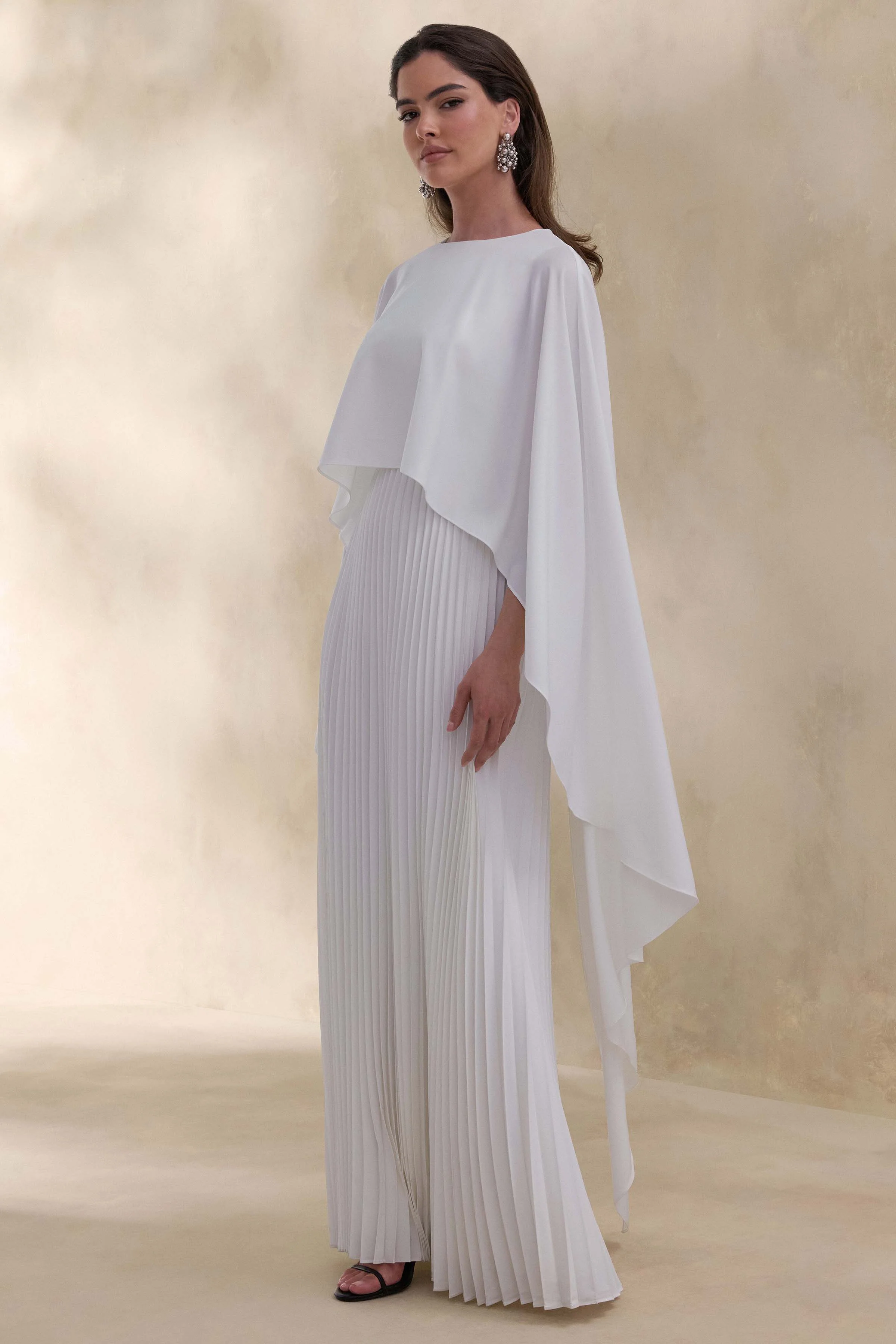 Loradia | Robe longue crème en satin à encolure ronde avec manches cape et jupe plissée - Image 5