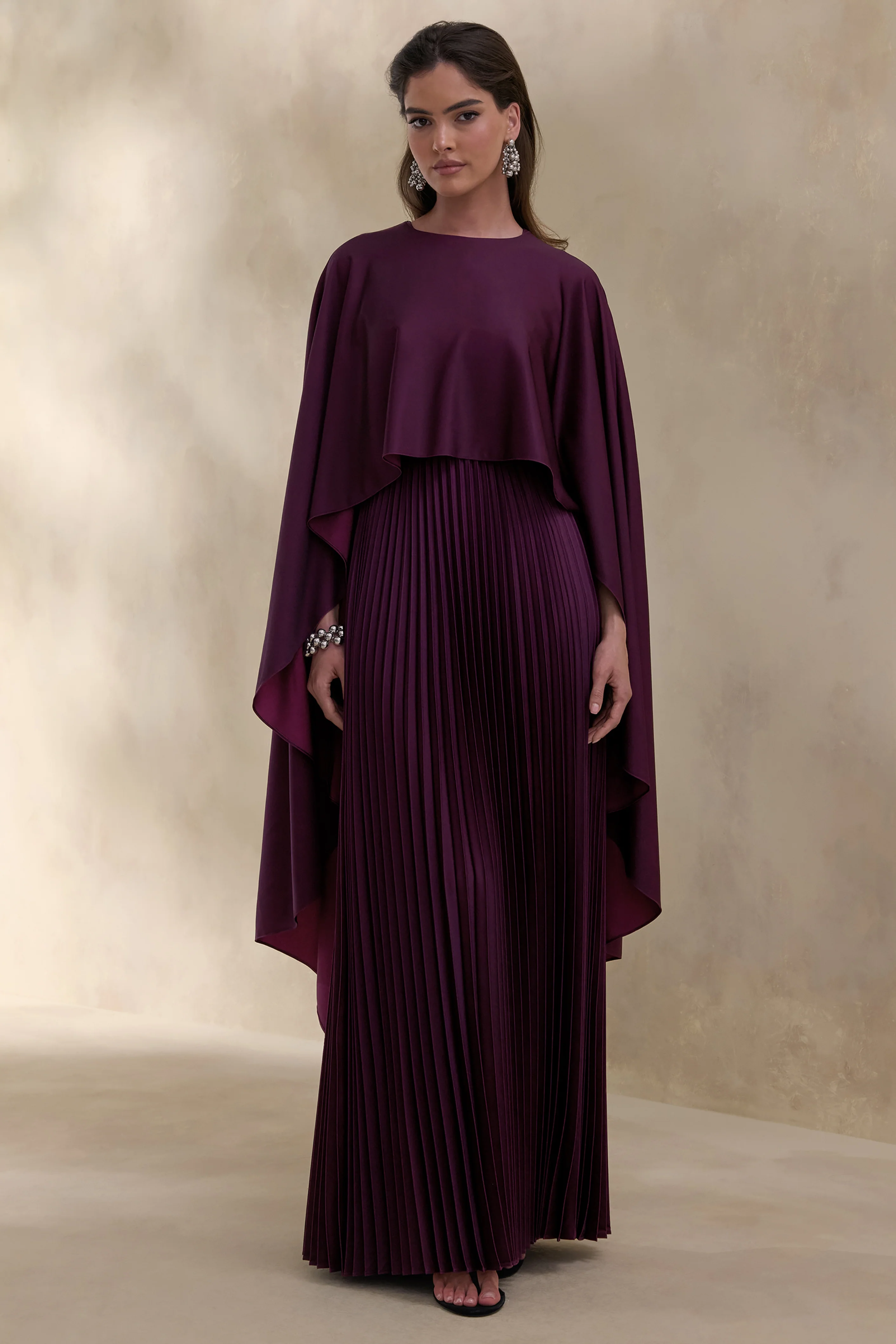 Loradia | Robe longue prune foncé en satin à encolure ronde avec manches cape et jupe plissée