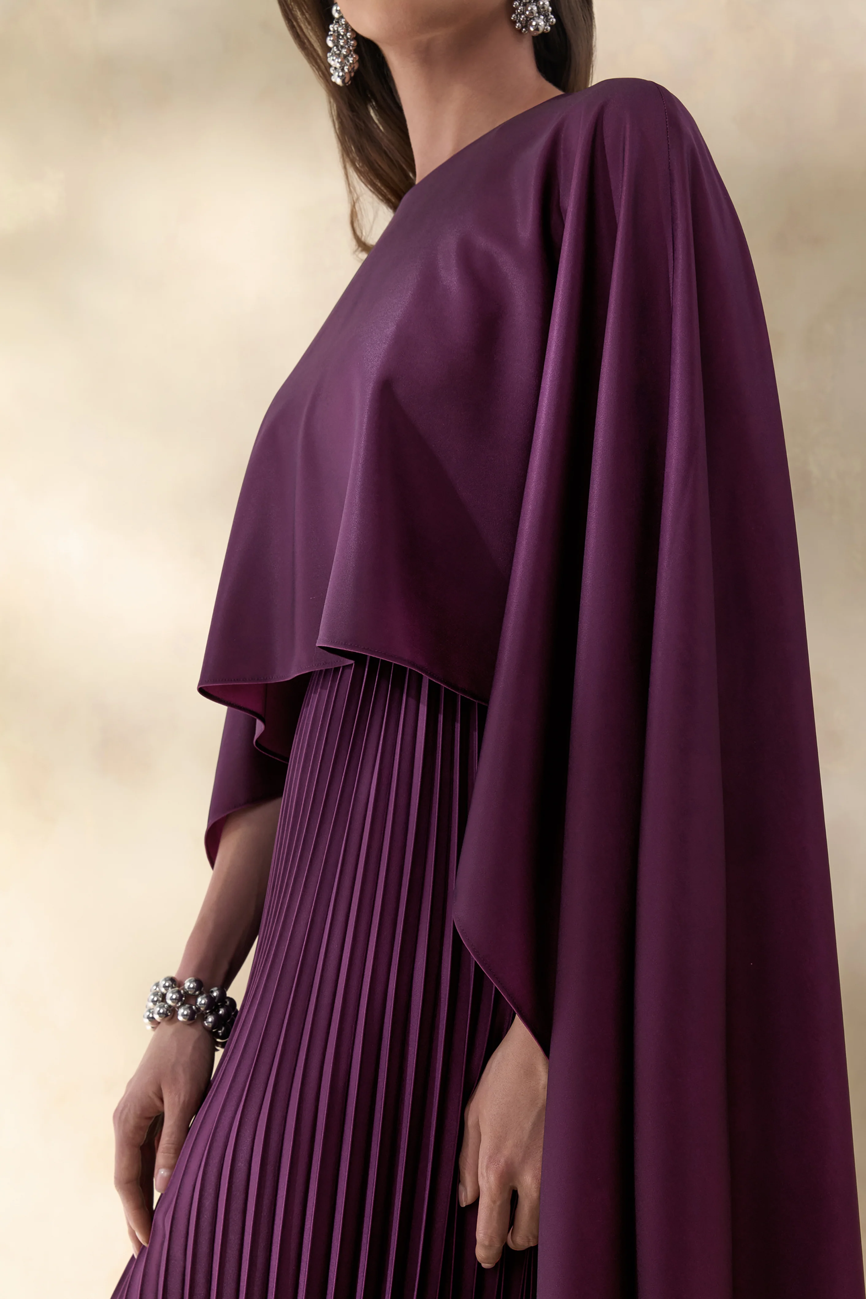 Loradia | Robe longue prune foncé en satin à encolure ronde avec manches cape et jupe plissée - Image 3