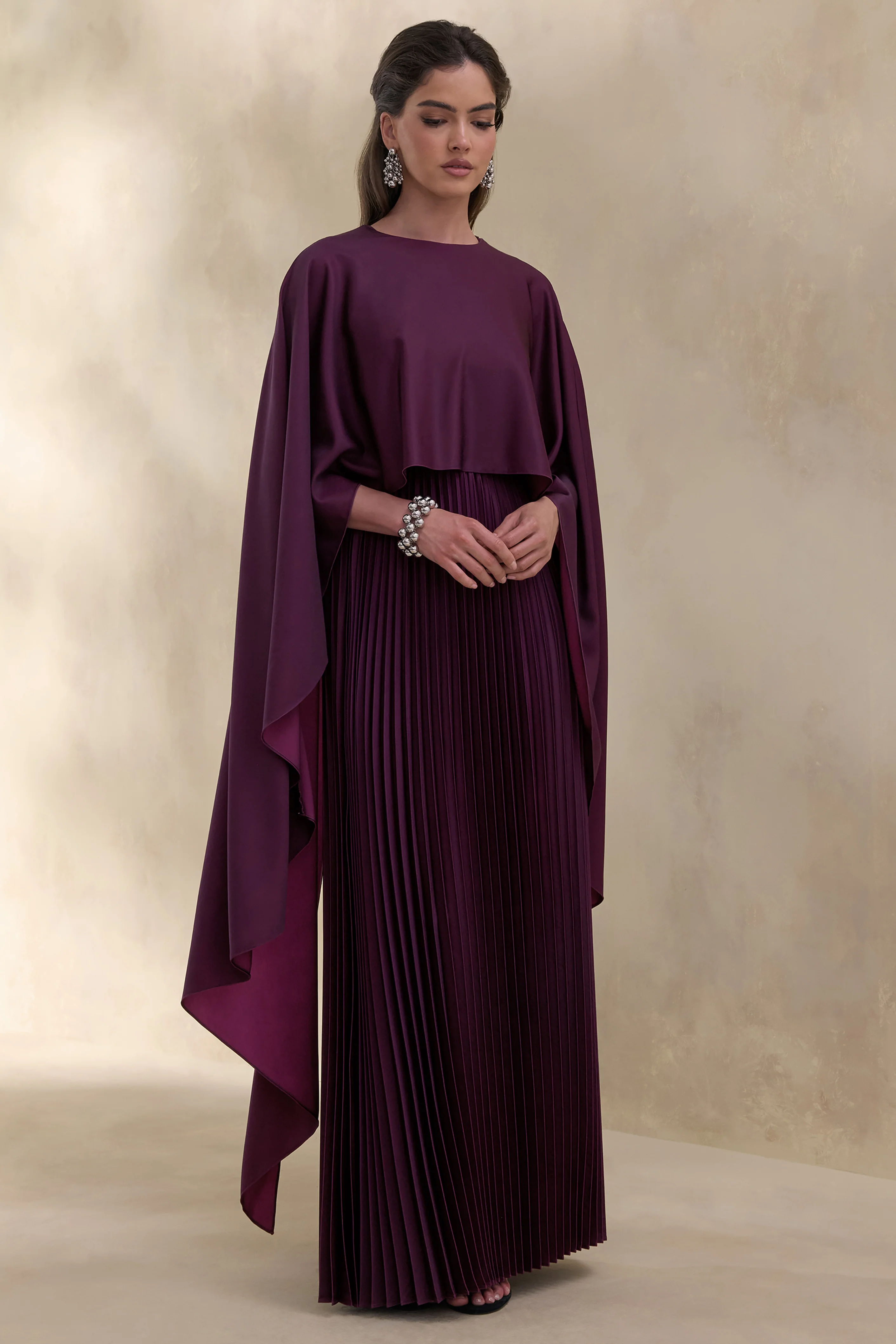 Loradia | Robe longue prune foncé en satin à encolure ronde avec manches cape et jupe plissée - Image 4