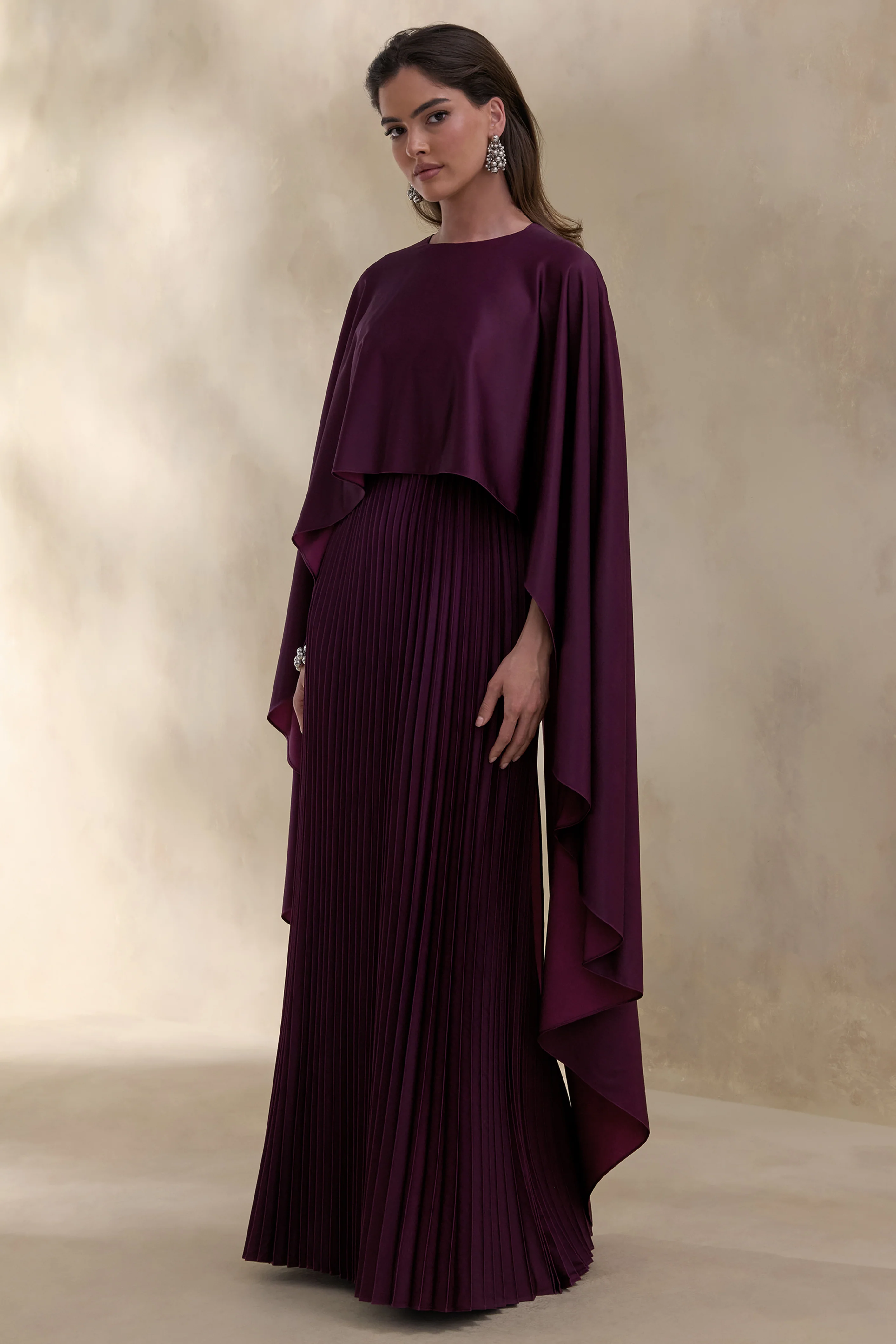 Loradia | Robe longue prune foncé en satin à encolure ronde avec manches cape et jupe plissée - Image 5